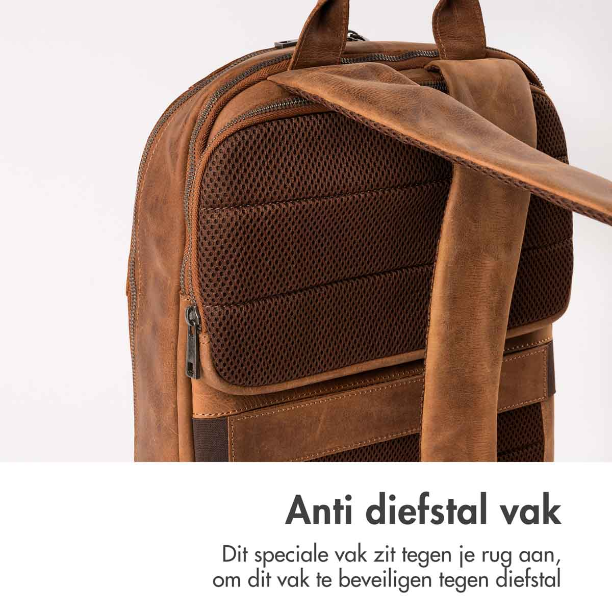 Een bruine leren rugzak met een mesh-vak aan de voorkant.
