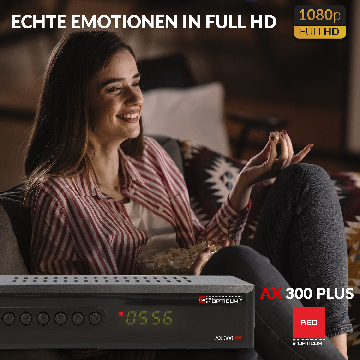 Frau schaut fern, isst Popcorn. Eine Set-Top-Box ist im Vordergrund zu sehen.