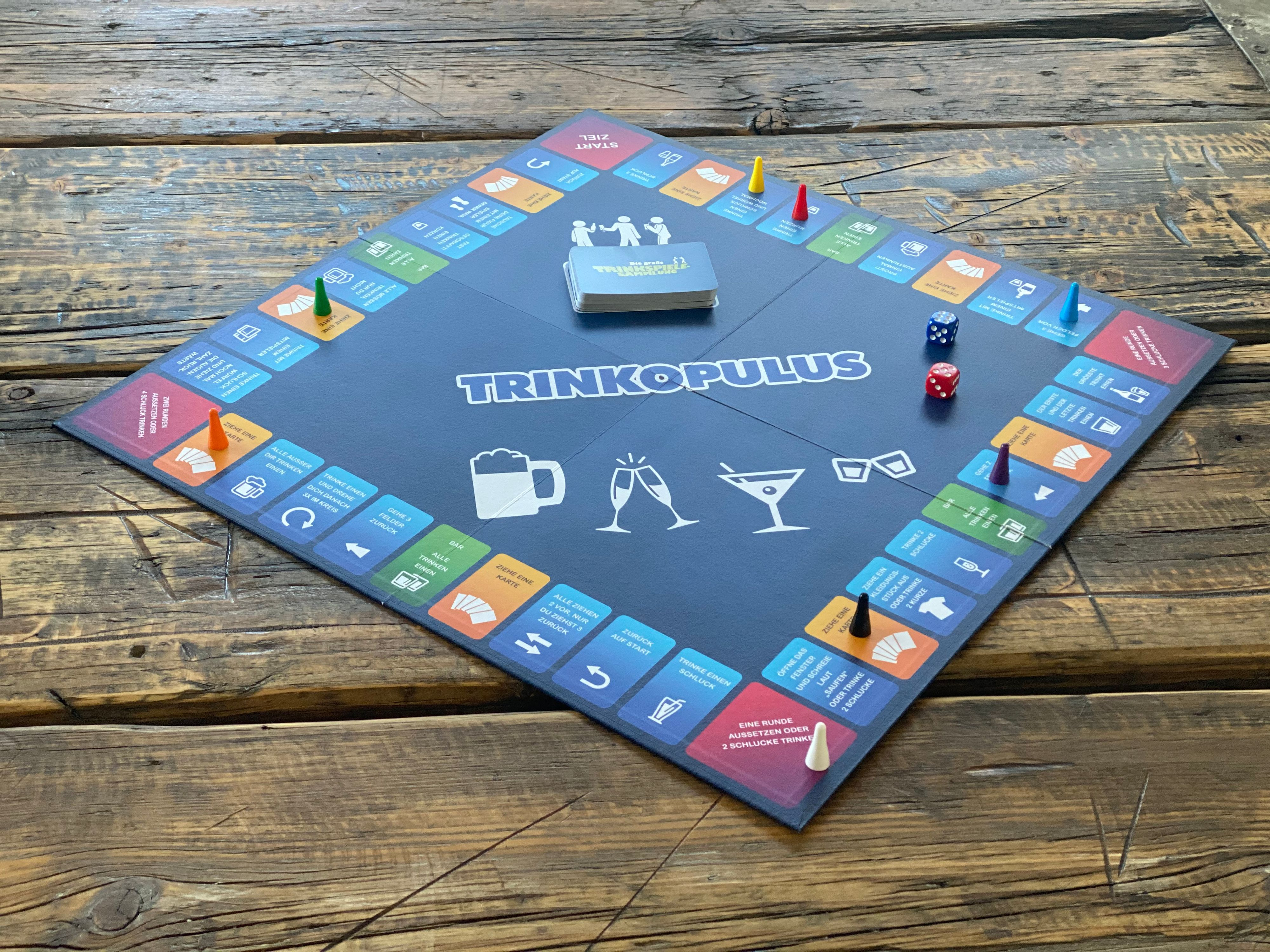 Brettspiel auf Holztisch: Trinkopulus, mit Brett, Würfeln, Spielfiguren, Karten und Anweisungen.