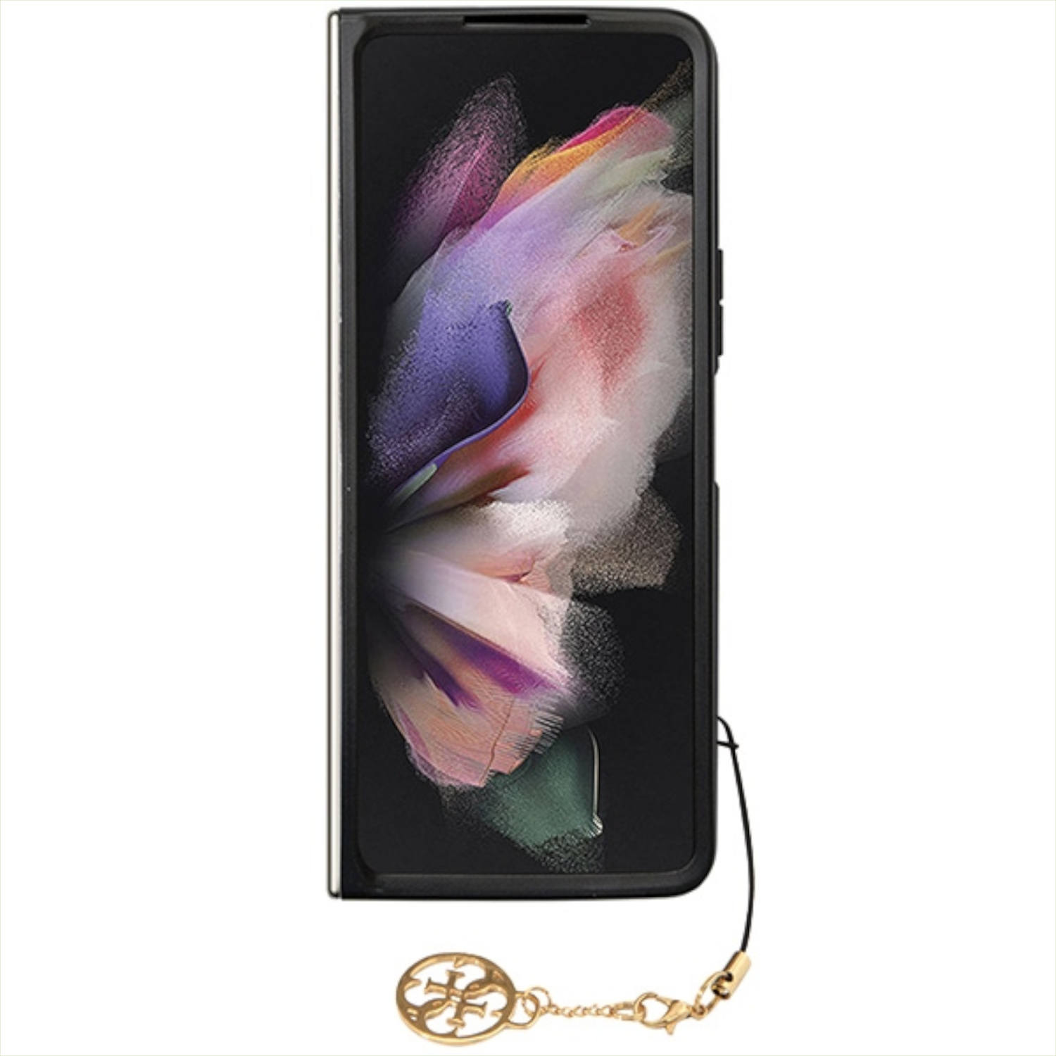 Un telefono nero in una custodia piegata. C'è un ciondolo Guess dorato appeso. Immagine colorata.