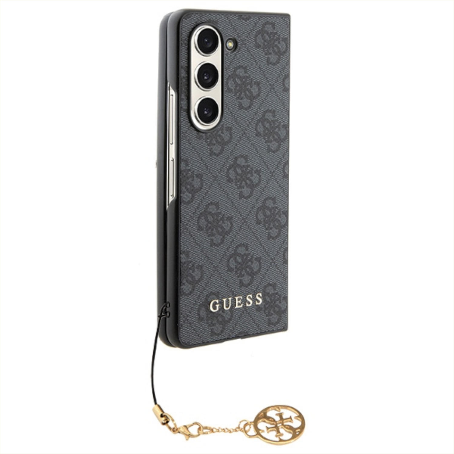 Custodia per telefono nera con logo Guess e ciondolo dorato, su sfondo bianco.