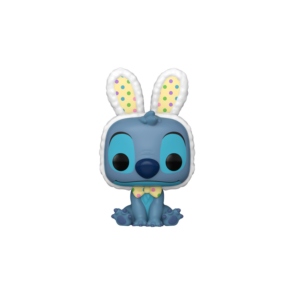 Stitch w stroju zajączka wielkanocnego, siedzący na białym tle, uśmiechnięty.