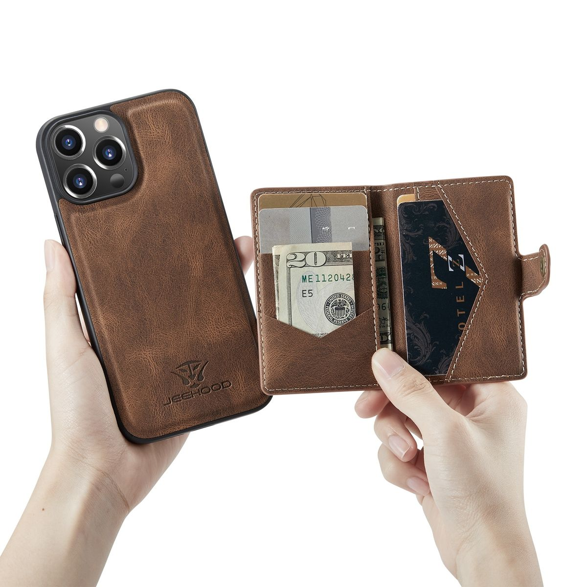 Eine Person hält eine braune Leder-Handyhülle mit Portemonnaie. Das Portemonnaie enthält Karten und Bargeld.