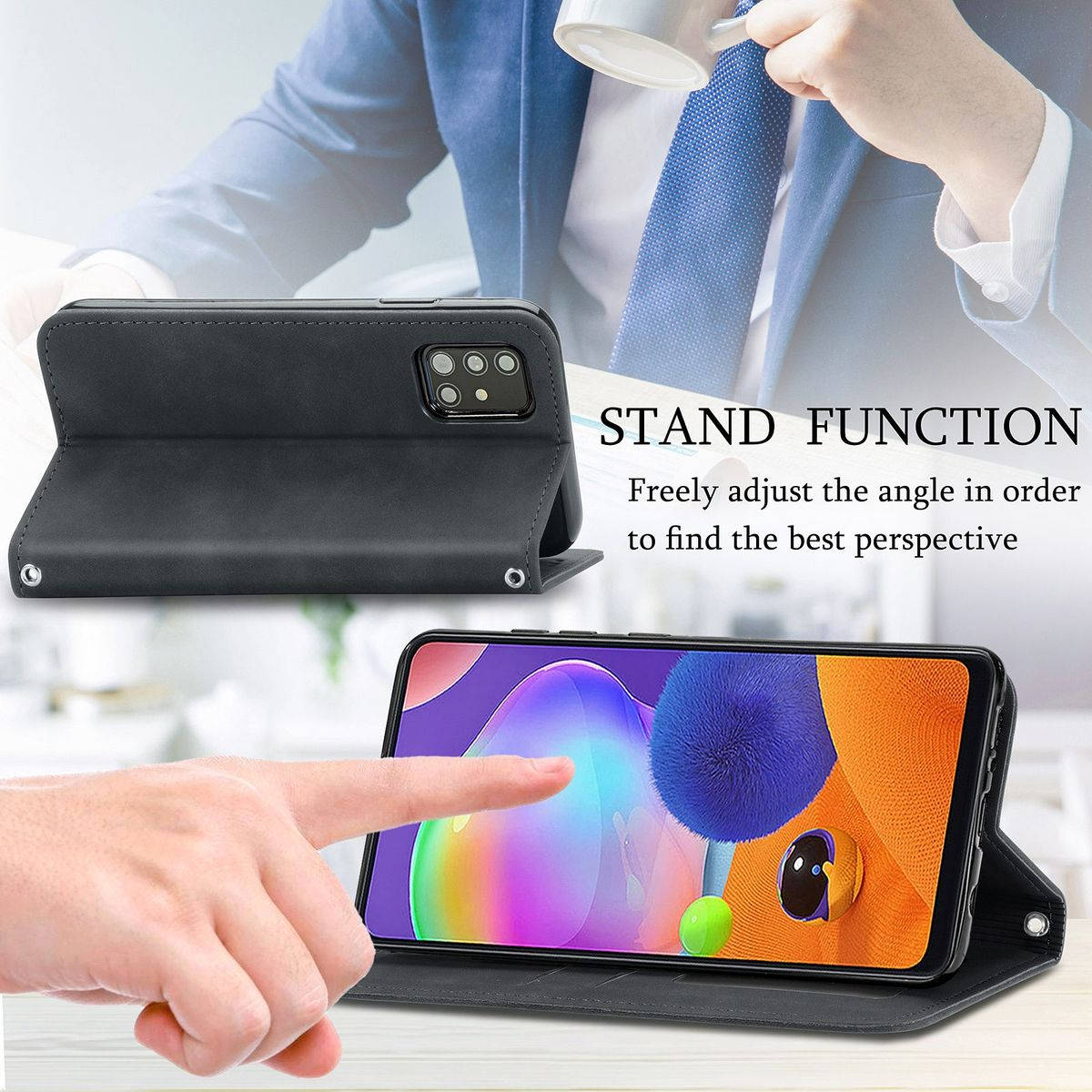 Eine Handyhülle ist geöffnet, mit einem Telefon darin. Eine Hand berührt den Bildschirm. Der Hintergrund ist verschwommen.