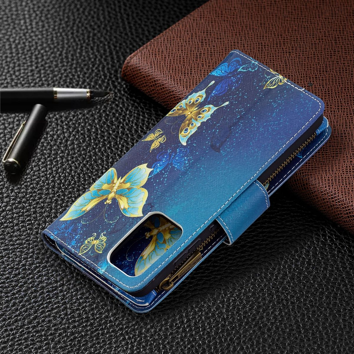 Blaue Handyhülle mit Schmetterlingsdesign, geschlossen auf dunkler Oberfläche.