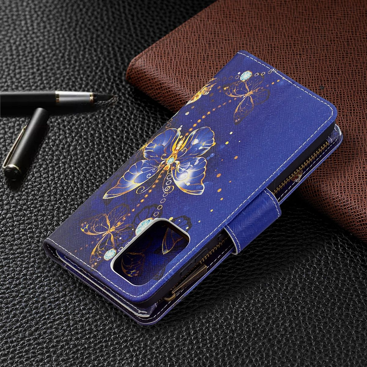 Handyhülle, geschlossen, mit Schmetterlingsdesign. Blaue Hülle mit goldenem Schmetterlingsdesign.