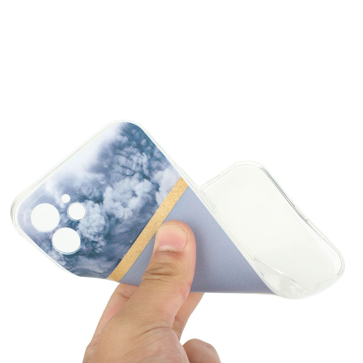 Hand, die eine Handyhülle mit Wolkenhimmel-Design und einem goldenen Streifen an der Seite hält.