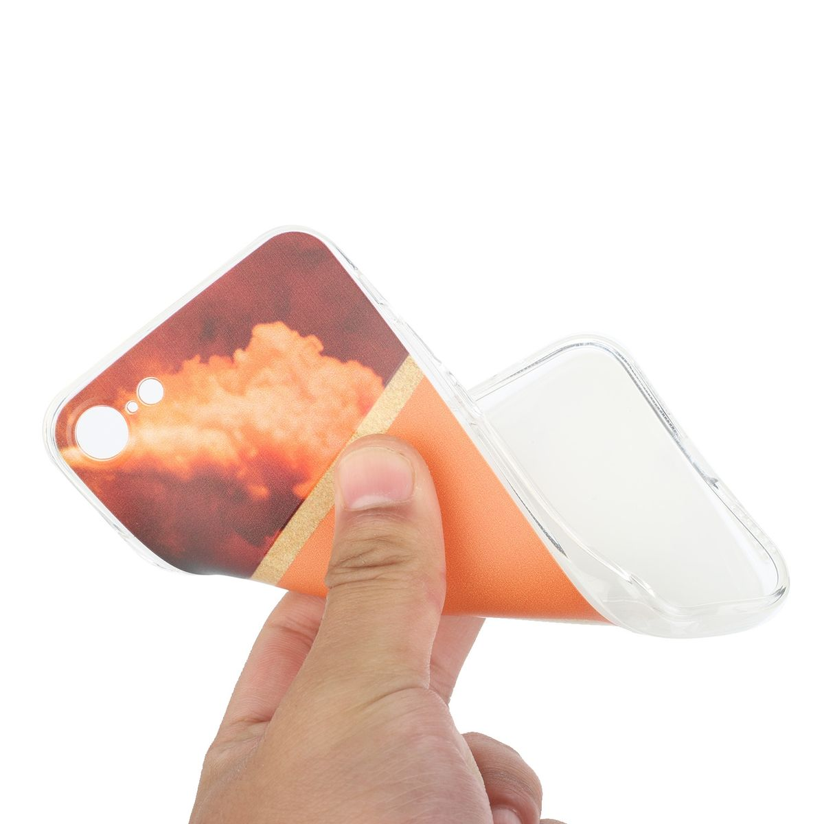 Hand hält eine Handyhülle. Hülle hat ein rot-oranges Wolkendesign.