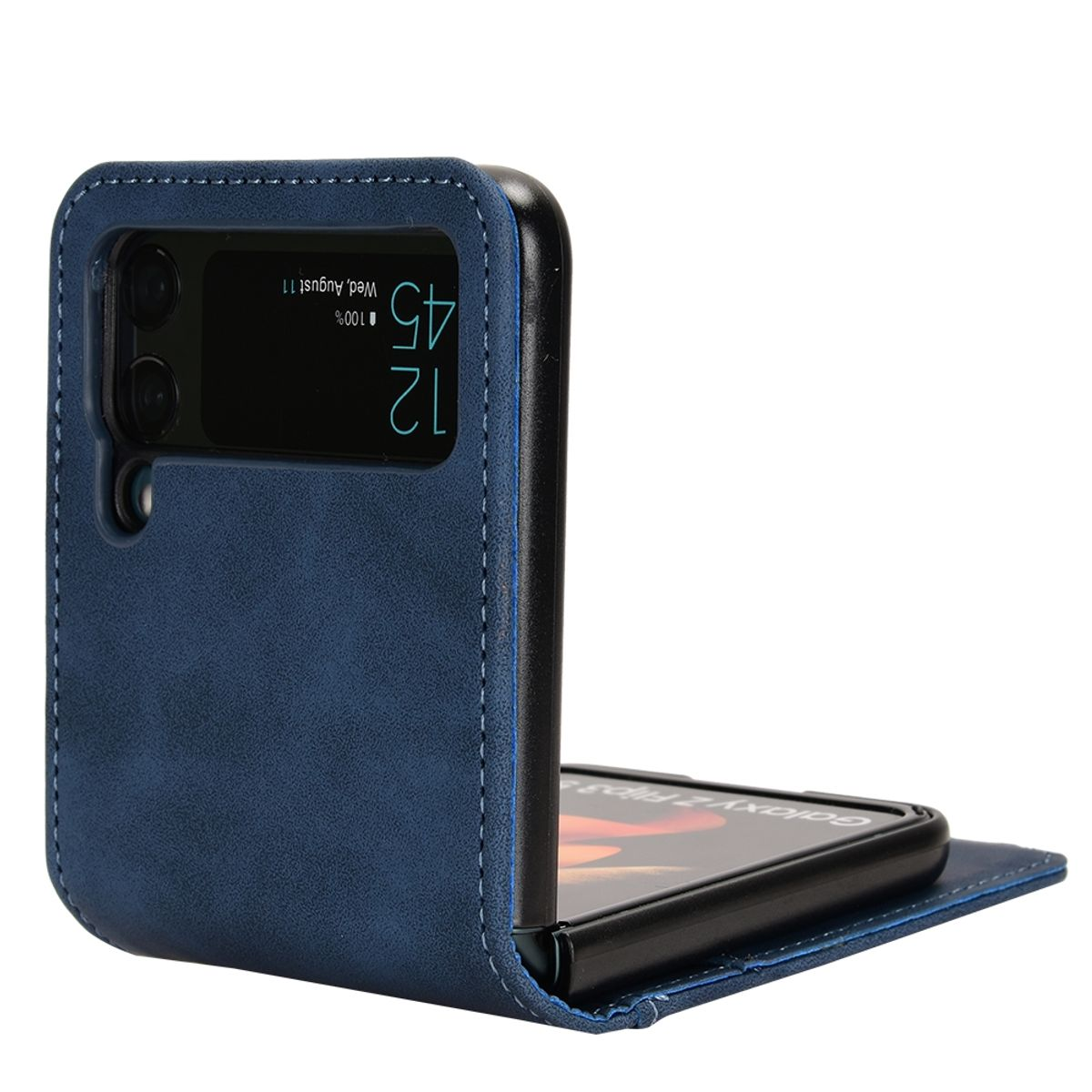 Eine blaue Handyhülle geöffnet, mit einem Telefon darin. Der Bildschirm zeigt die Uhrzeit an. Die Hülle ist auf weißem Hintergrund.
