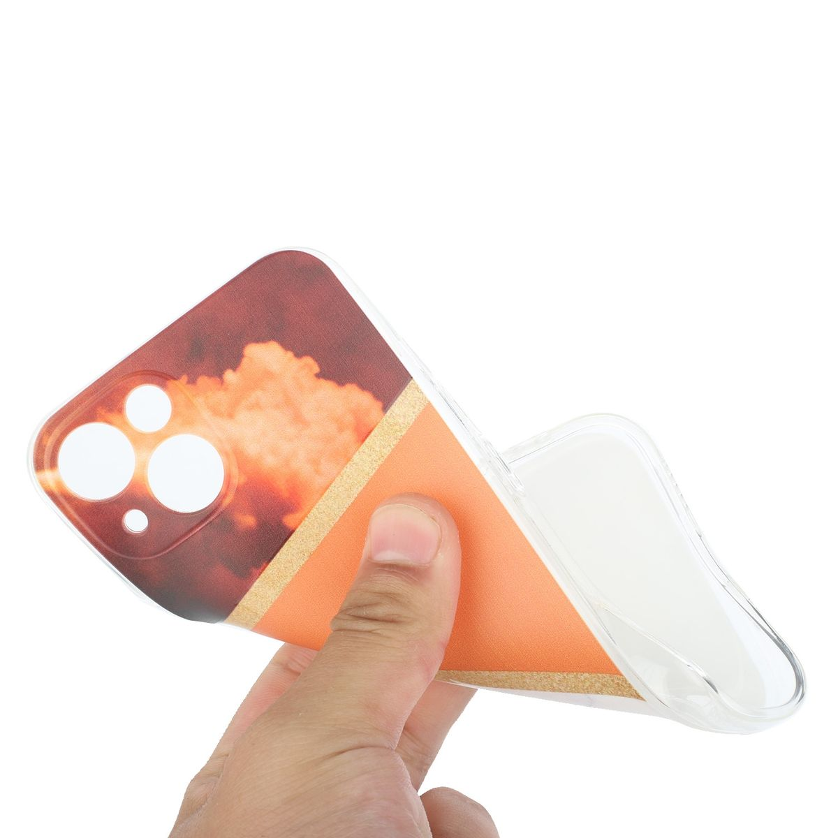 Hand hält eine Handyhülle mit orange-braunem Design auf weißem Hintergrund.