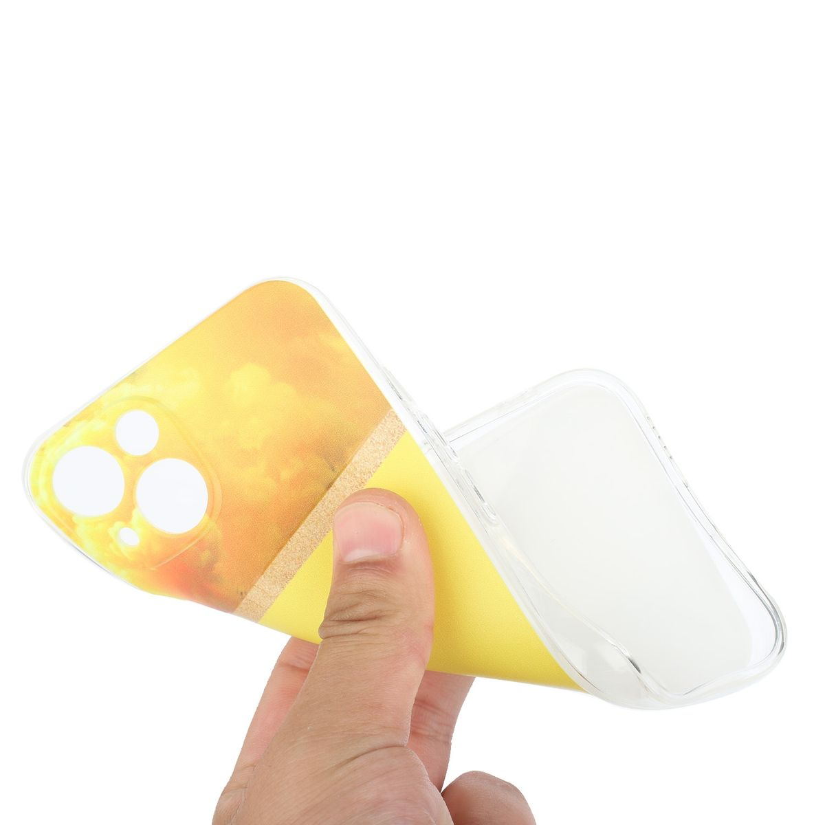 Hand hält eine Handyhülle mit gelb-orangem Design auf weißem Hintergrund.