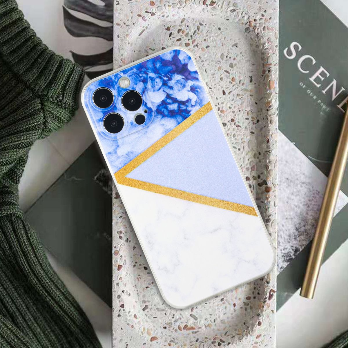 Eine Handyhülle mit Marmordesign, blau und weiß mit goldenen Akzenten. Das Telefon ist eingesetzt.