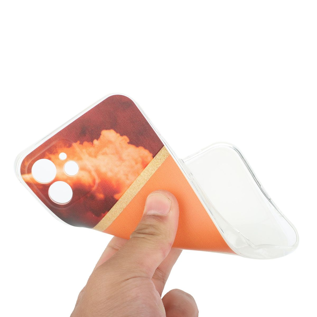 Eine Person hält eine Handyhülle, Farbblock-Design in Orange, Weiß und Gold.