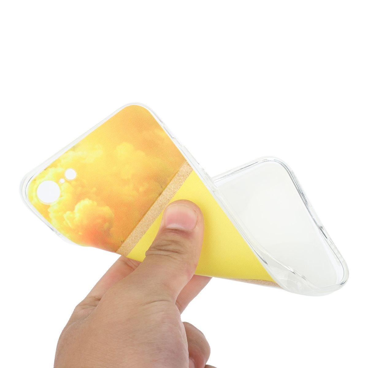 Hand hält eine Handyhülle mit gelbem Himmelsdesign. Die Hülle ist offen und zeigt das Innere des Telefons.
