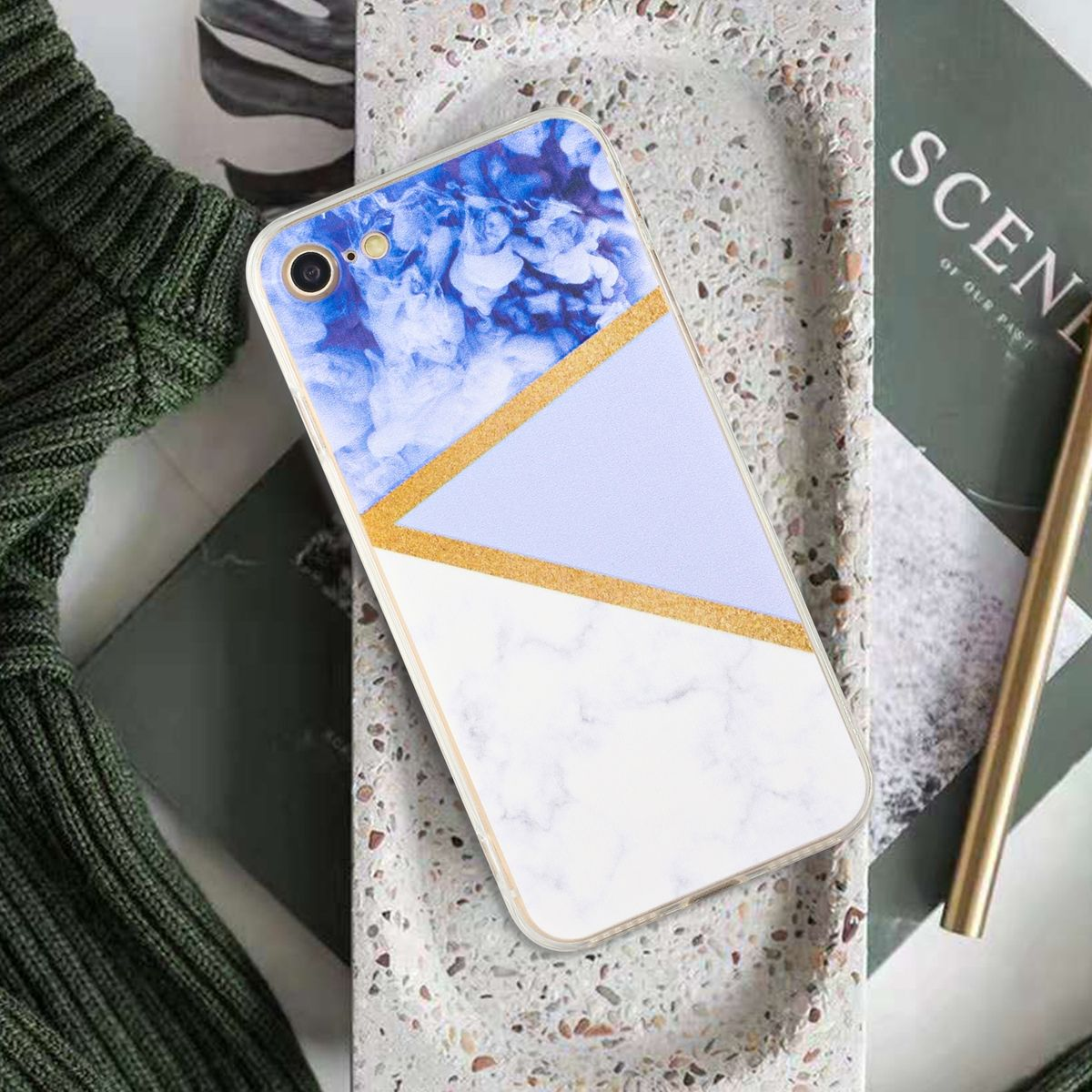 Eine Handyhülle mit Marmor- und blauem Design.