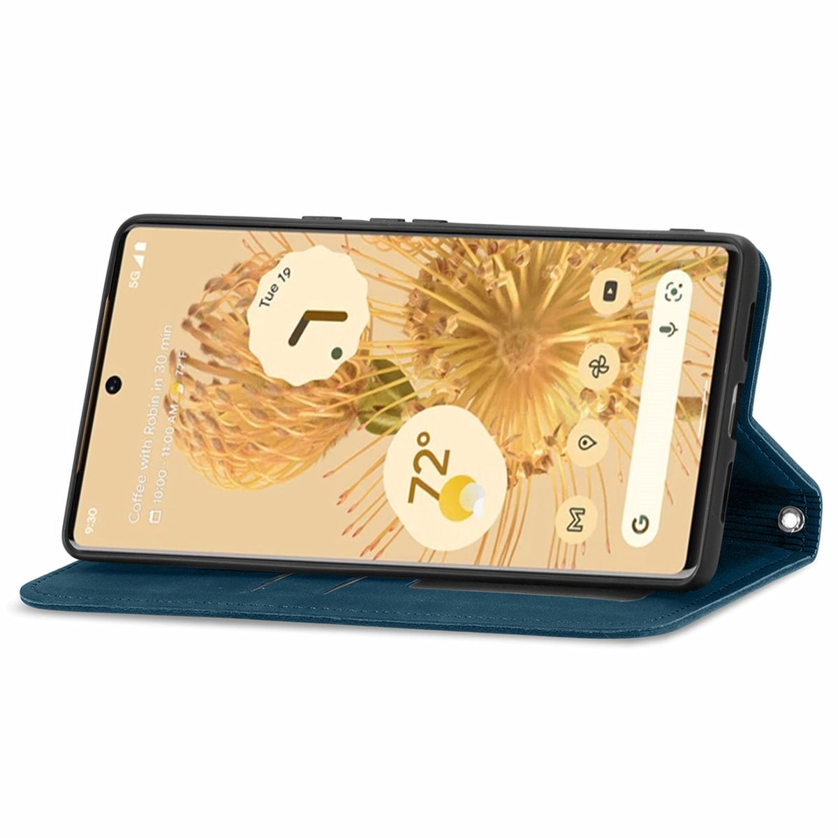 Ein Telefon in einer blauen Hülle, das eine App-Oberfläche anzeigt, auf einer Oberfläche abgewinkelt.