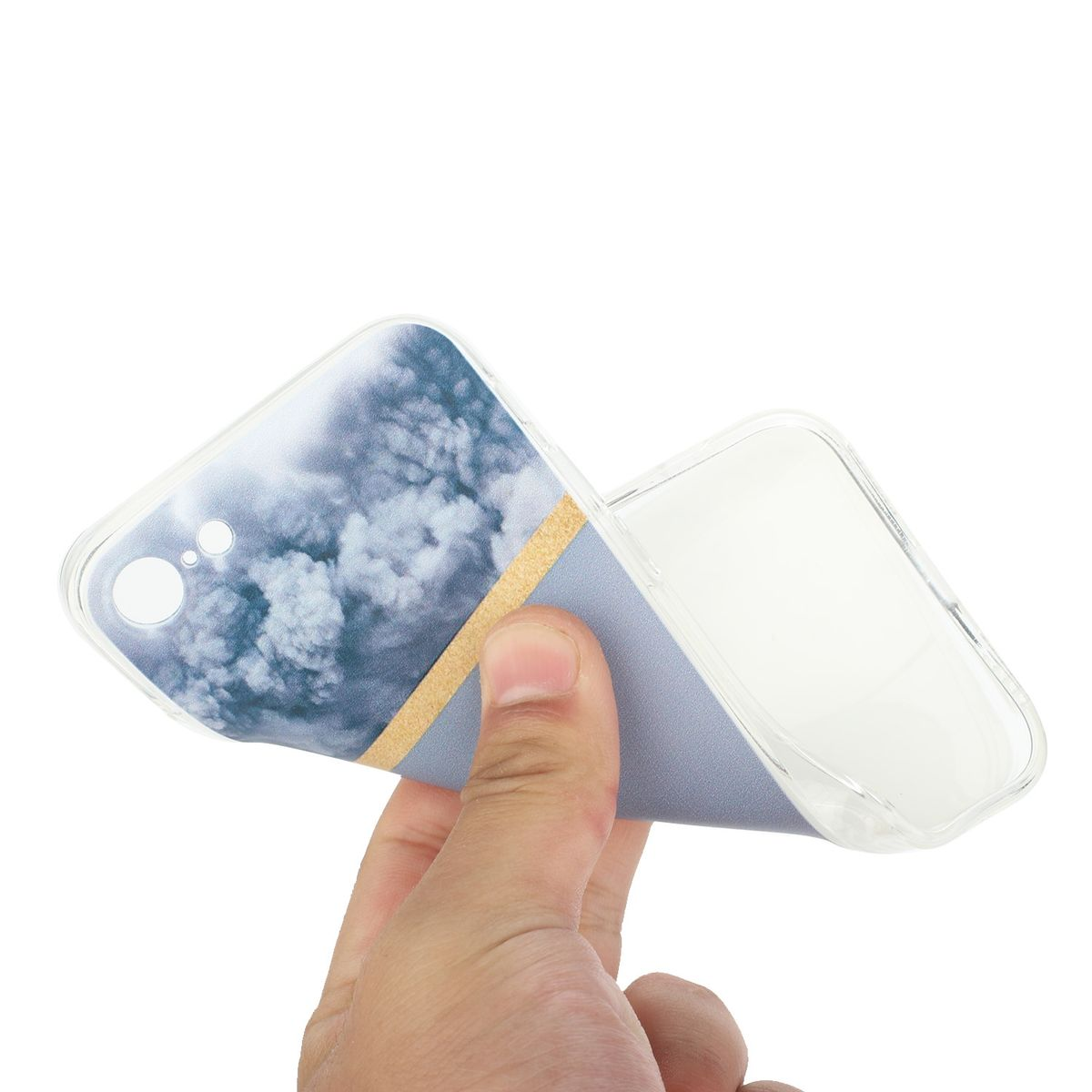 Eine Handyhülle mit Wolkenhimmel-Design, mit einem goldenen Streifen. Sie wird von einer Hand vor Weiß gehalten.