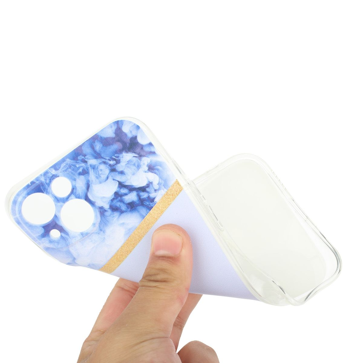 Hand hält eine transparente Handyhülle mit blauem Blumendesign und goldenem Streifen, die Hülle ist offen.