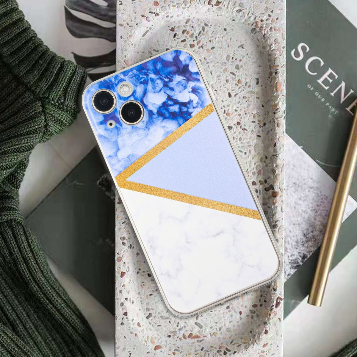 Smartphone-Hülle mit blauem Blumen- und weißem Marmor-Design, goldfarbene Akzentlinien. Das Telefon liegt auf einem Tablett.