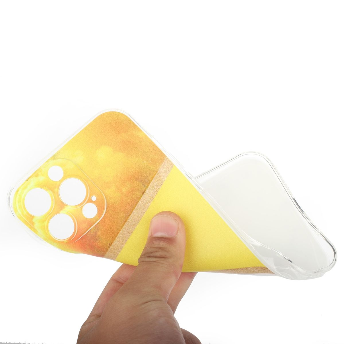 Hand hält eine transparente Handyhülle mit gelbem und orangem Design. Weißer Hintergrund.