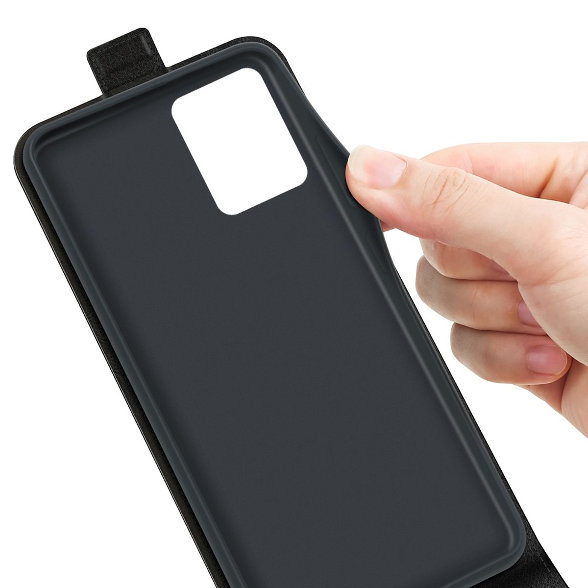 Hand hält offene Handyhülle, schwarz innen mit Telefonöffnung. Weißer Hintergrund.