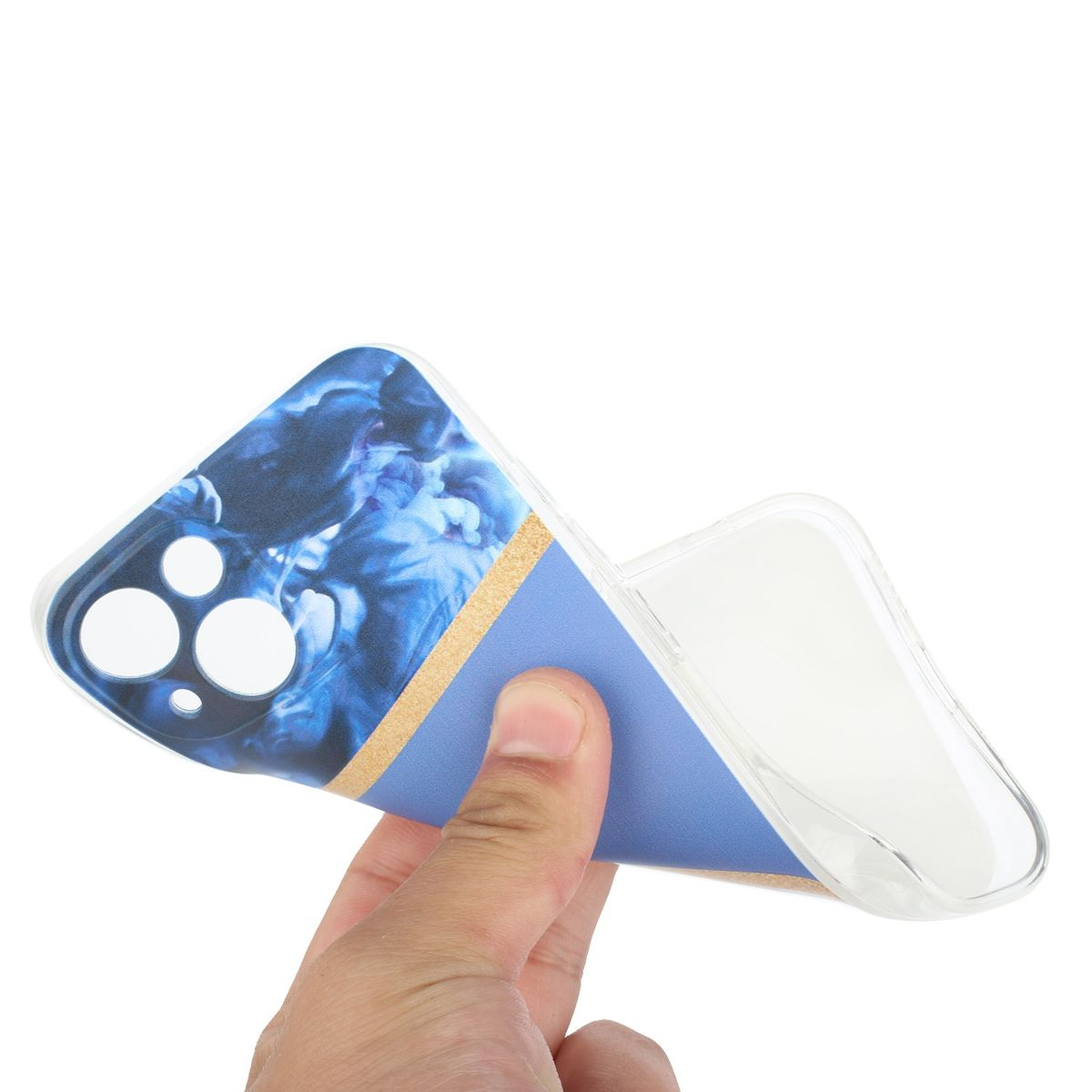 Eine Handyhülle mit blau-weißem Design. Das Telefon wird gehalten.