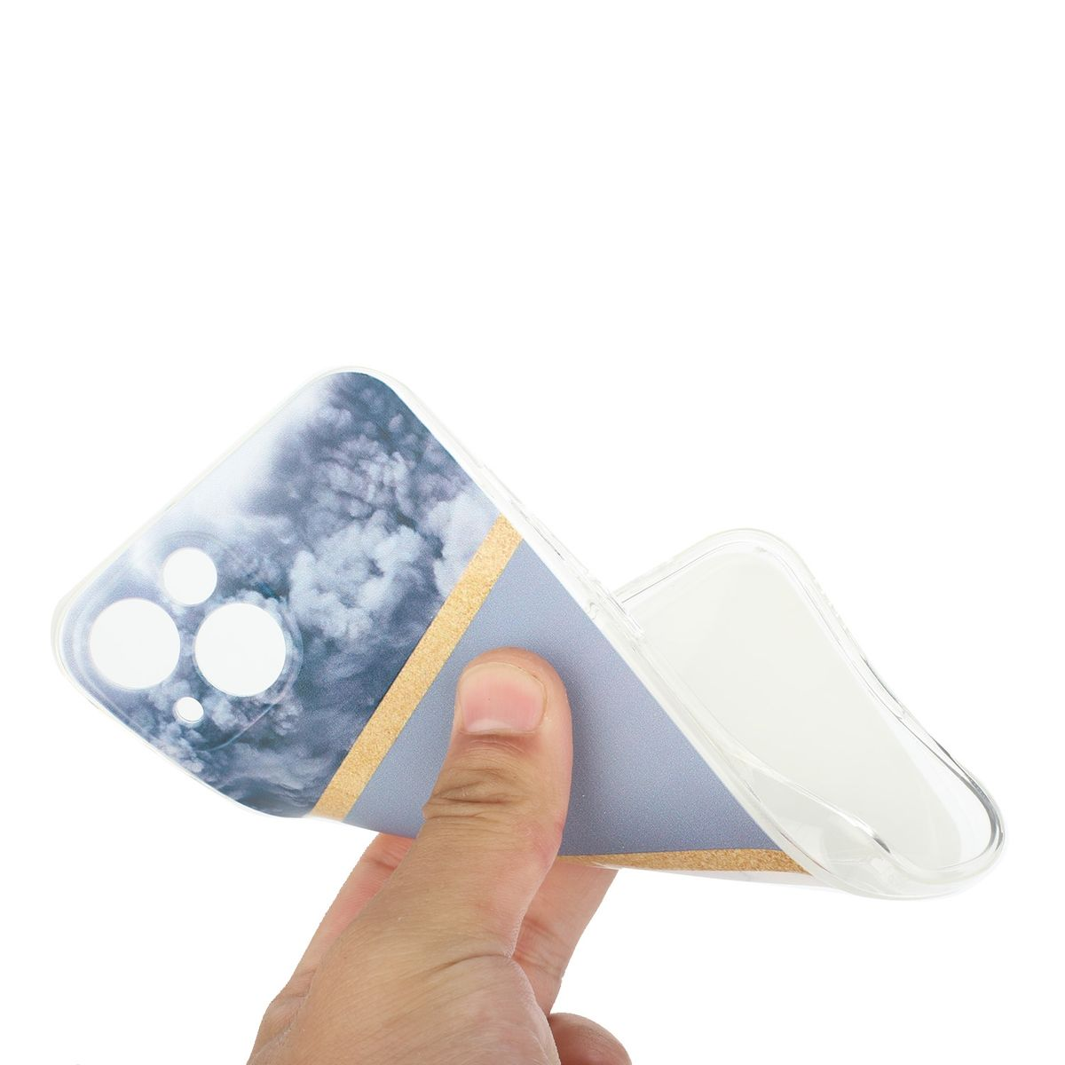 Hand hält eine Handyhülle. Die Hülle ist transparent mit blauem und goldenem Design. Vor weißem Hintergrund.