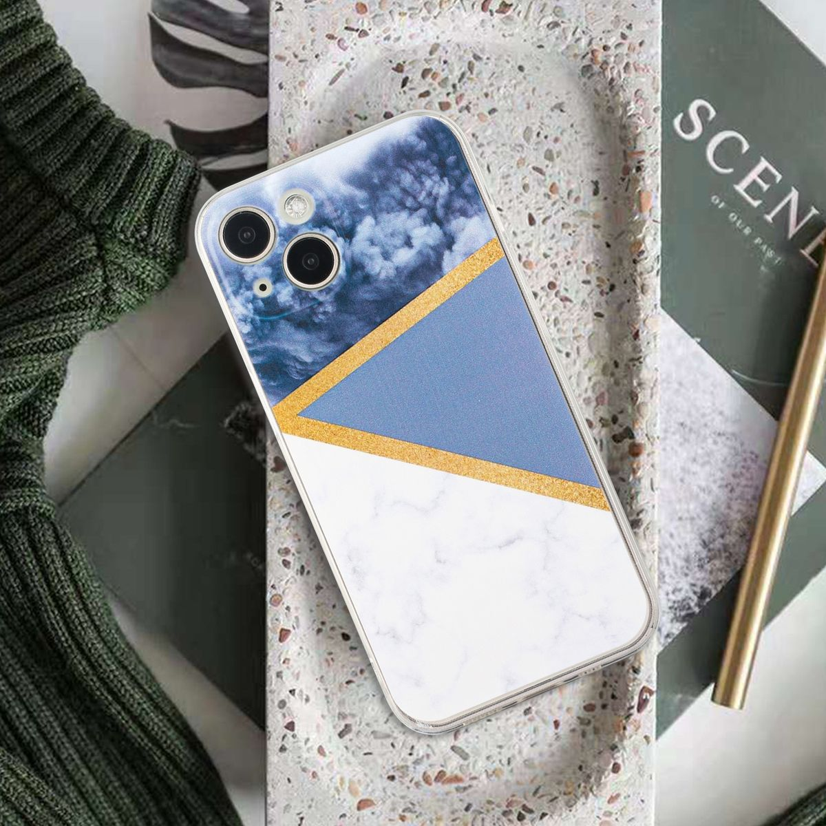 Handyhülle mit Marmor-, Blau- und Golddesign, auf einem Tablett platziert.