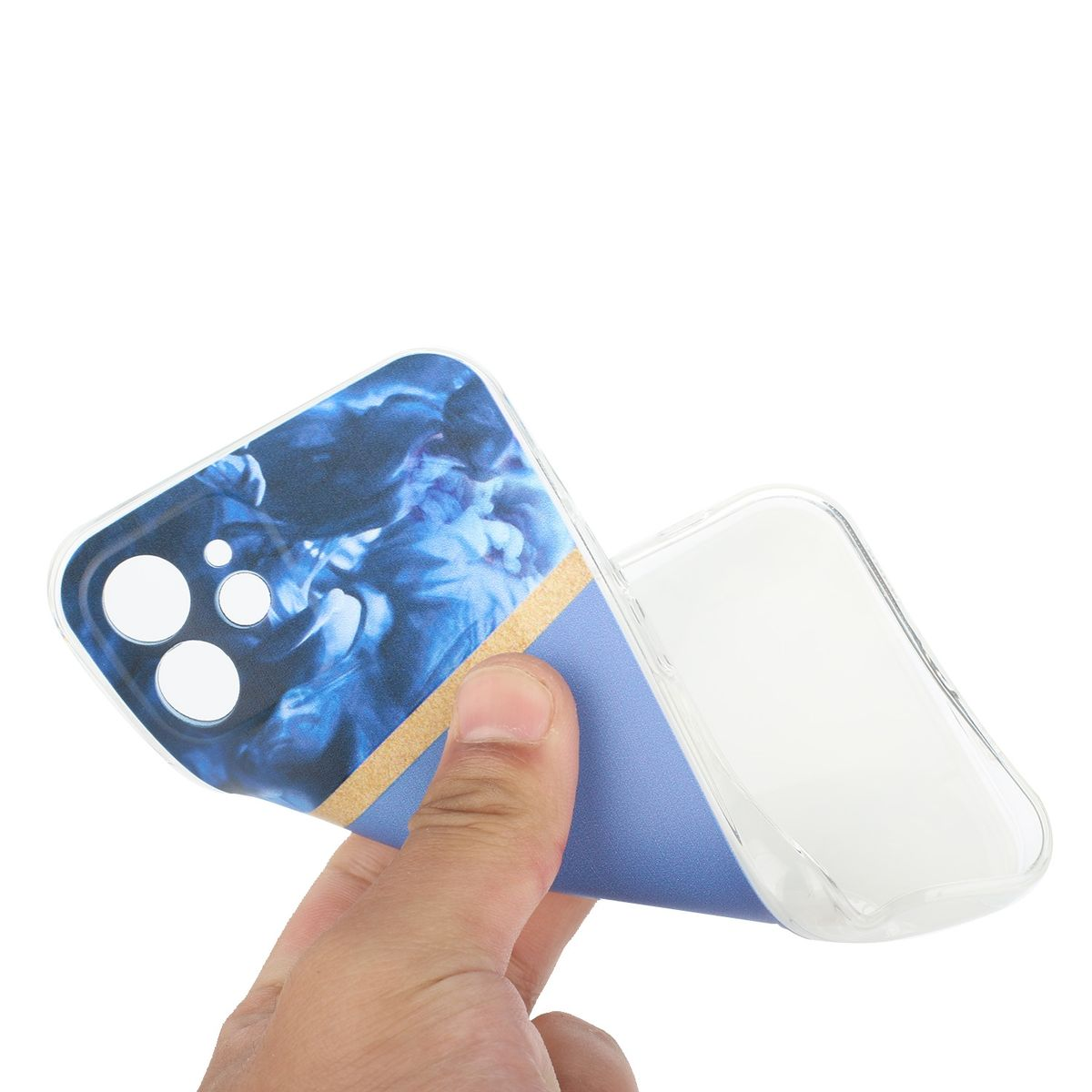 Hand hält eine offene Handyhülle mit blauem Marmordesign. Die Hülle zeigt das Innere des Telefons.