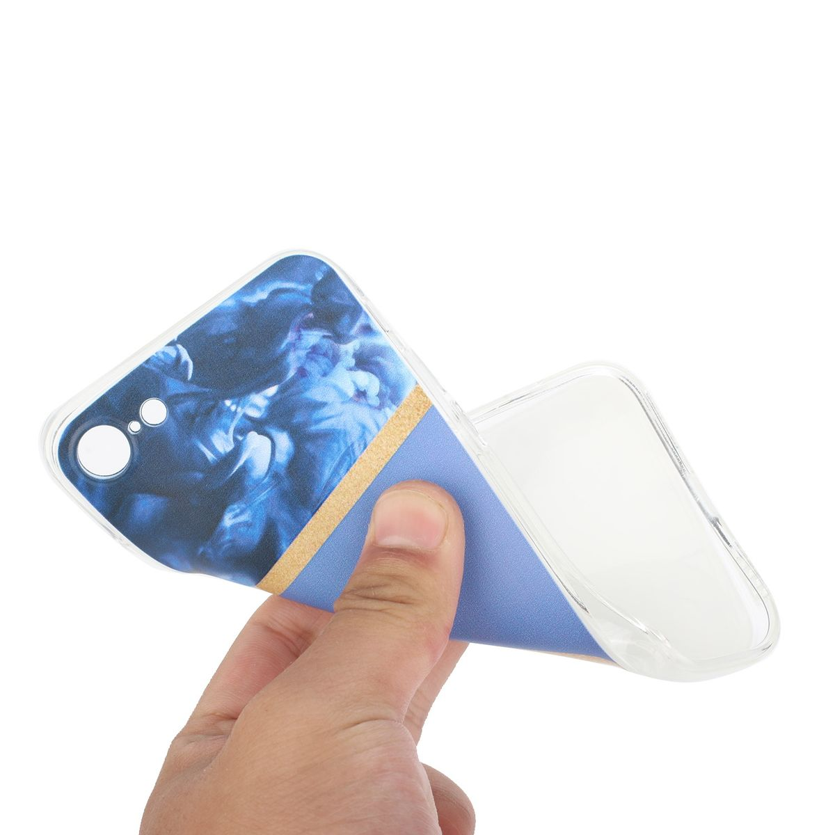 Eine Hand hält eine Handyhülle mit floralem Design. Die Hülle ist blau und weiß.