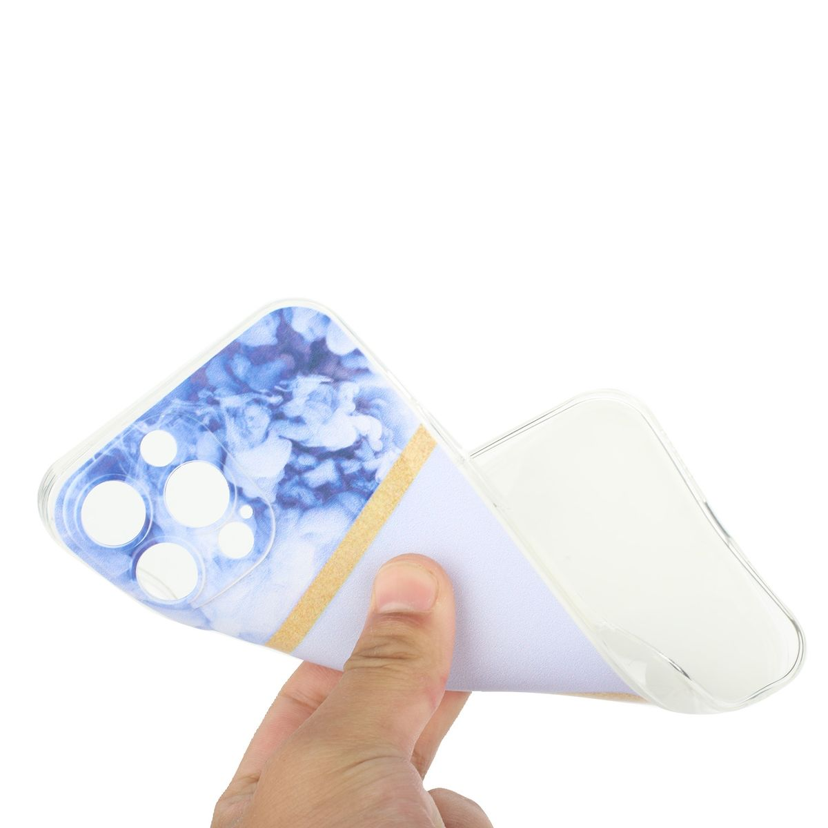 Eine transparente Handyhülle mit blau-weißem Marmordesign, gehalten von einer Hand.
