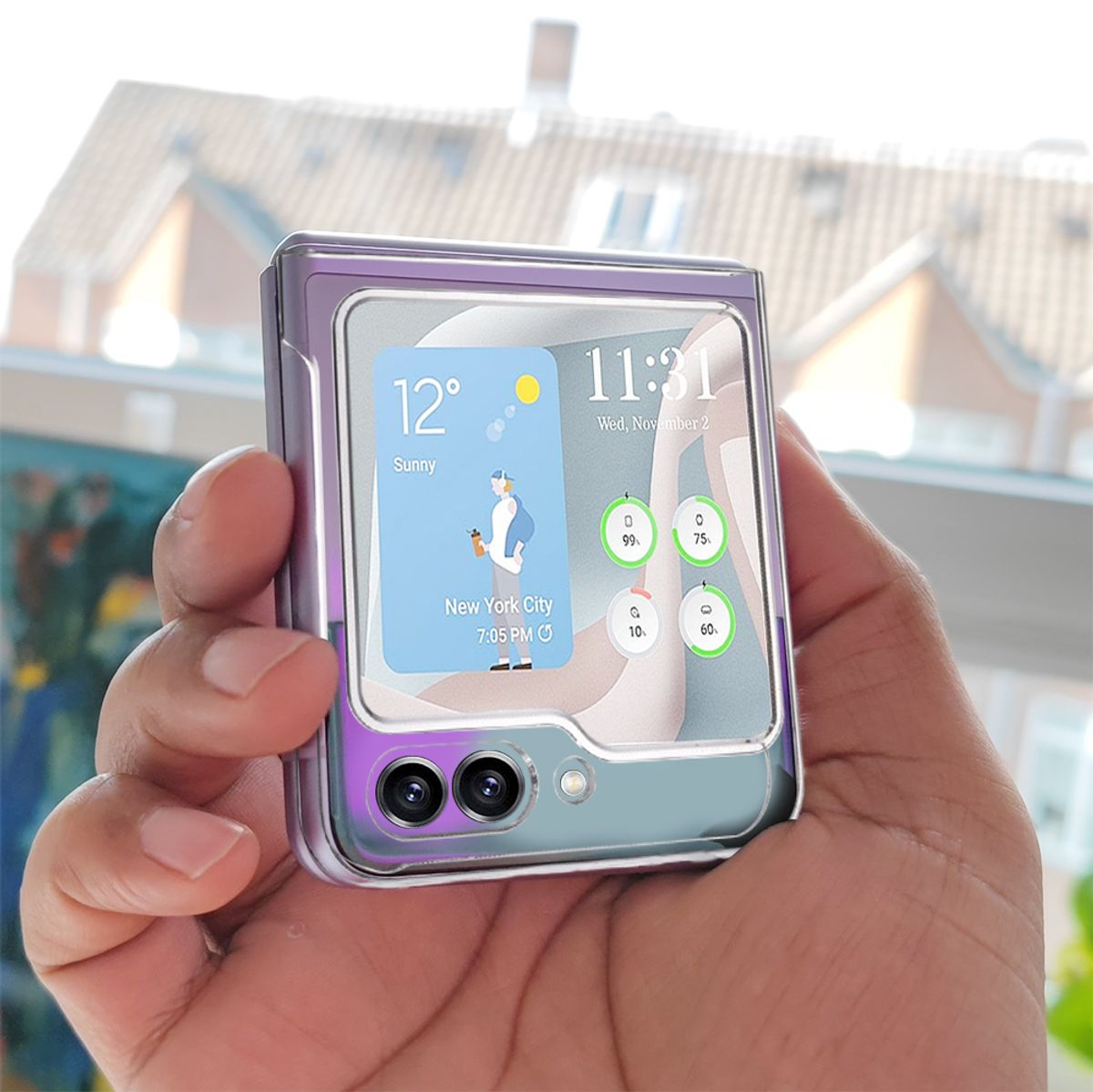 Hand hält ein faltbares Telefon, das eine Wetter-App zeigt. Der Hintergrund ist eine Stadt.