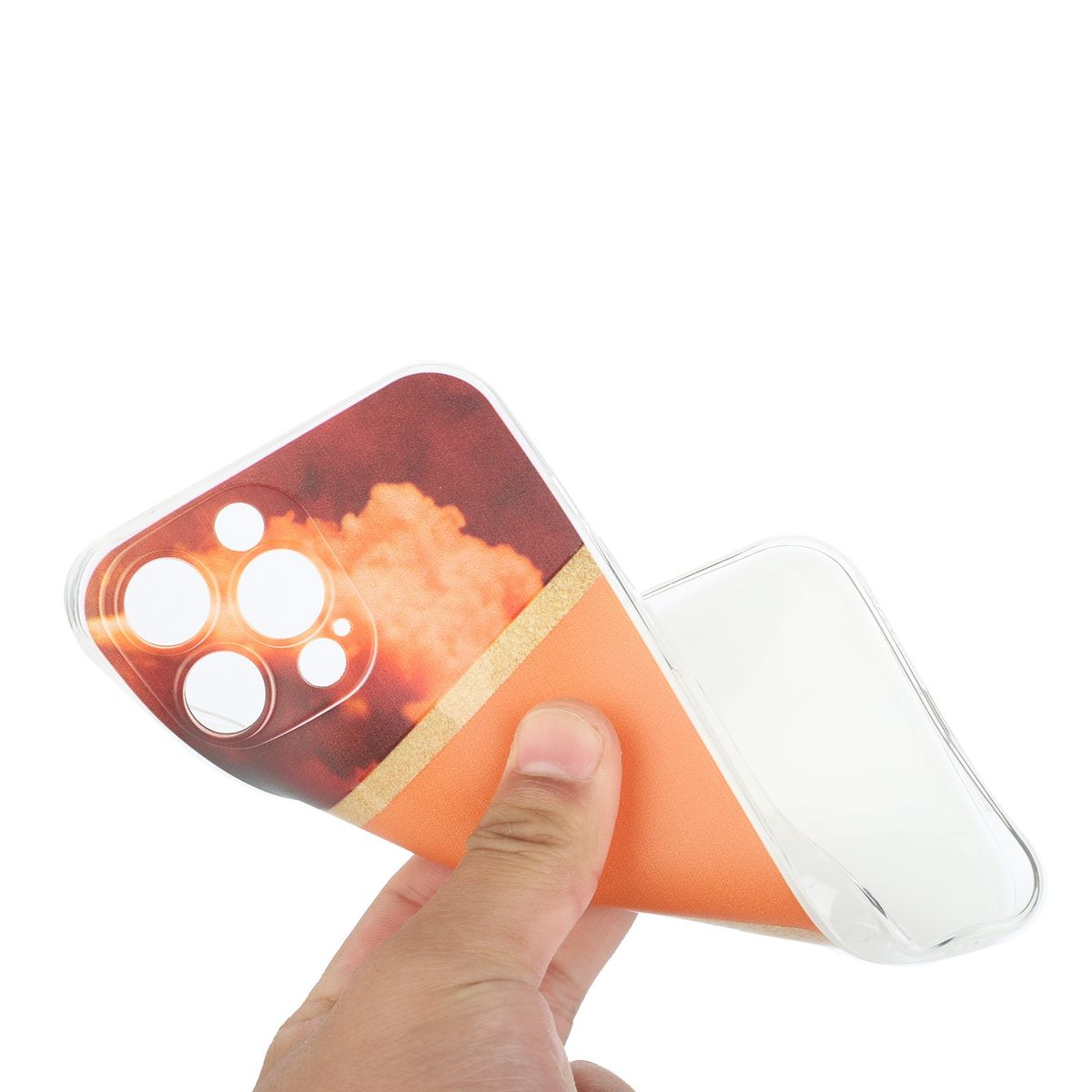 Hand hält eine Handyhülle. Die Hülle hat ein orange-goldenes Design.