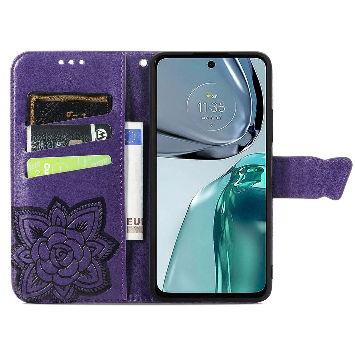 Lila Handyhülle mit Kartenfächern und Blumenmuster. Telefon innen. Geöffnet, weißer Hintergrund.