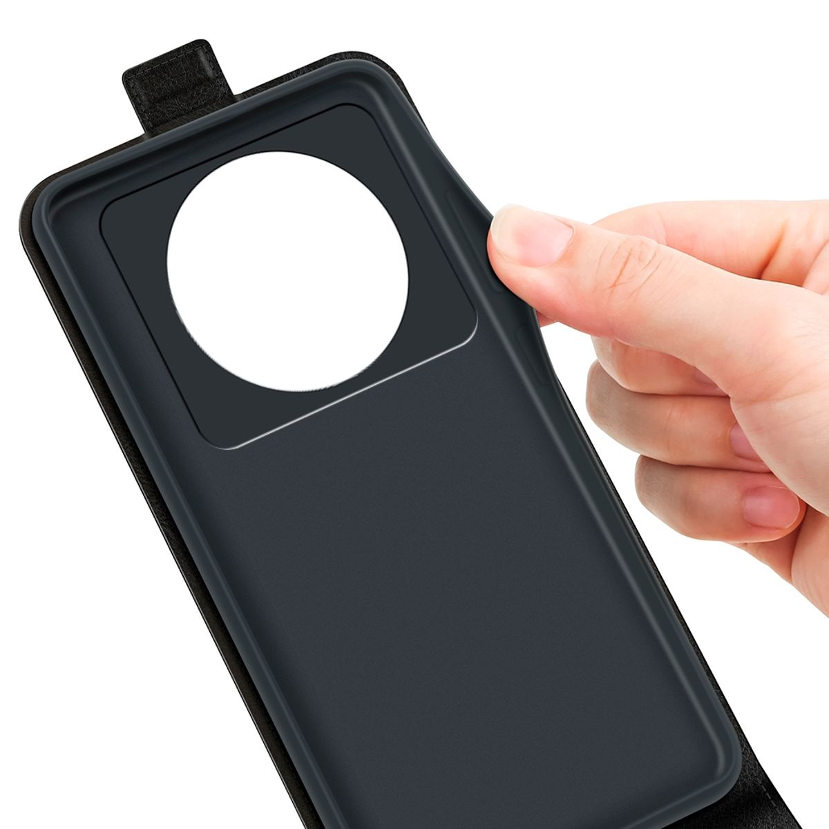 Hand, die eine Handyhülle mit Aussparung für die Kamera hält.