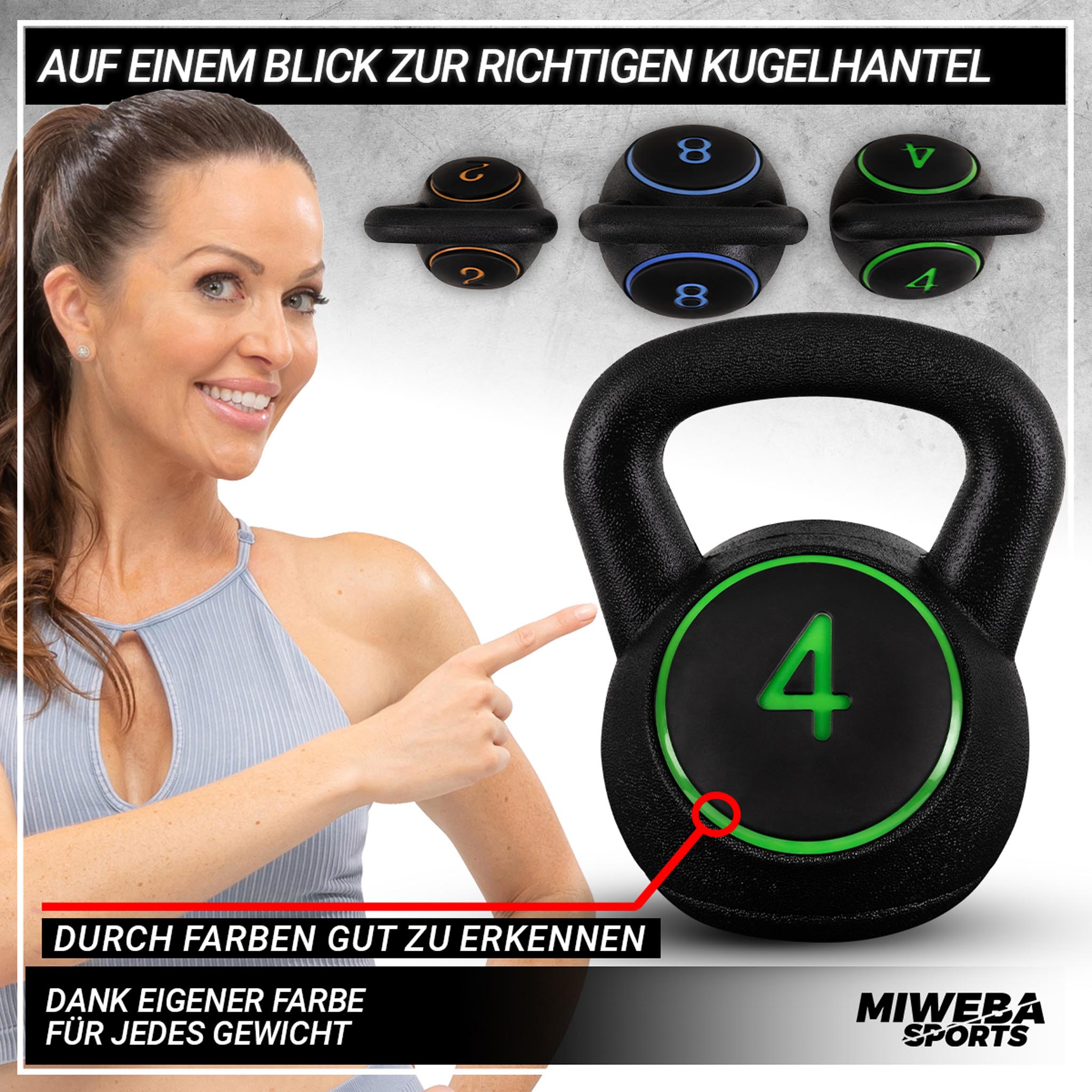 Frau zeigt auf eine schwarze Kettlebell mit grünem Gewichtsindikator. Andere Kettlebells werden gezeigt.