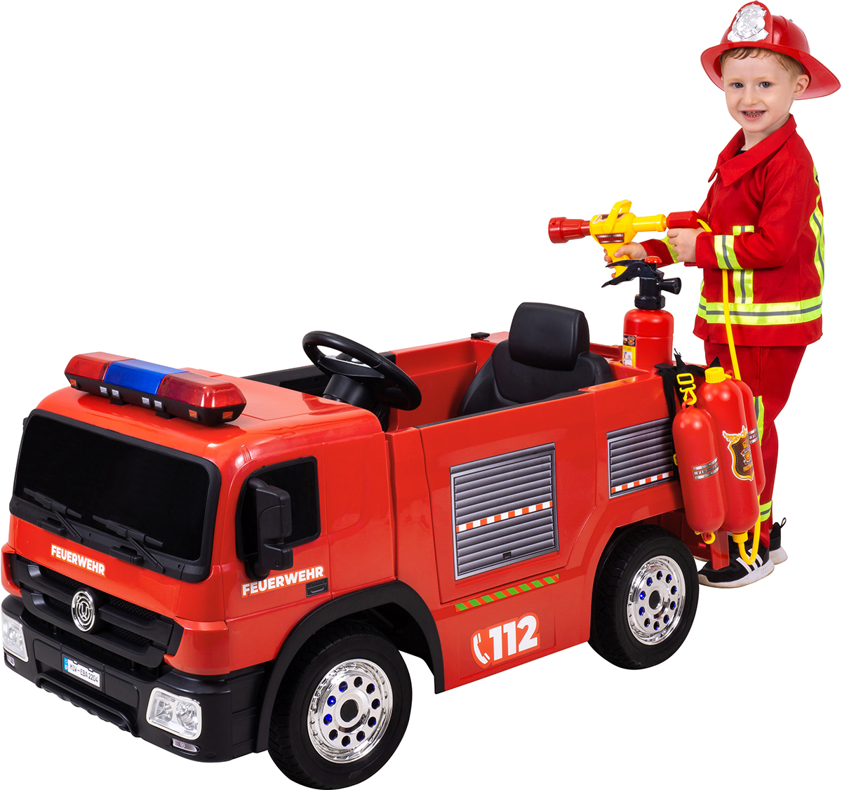 Spielzeug-Feuerwehrauto mit einem Kind in Feuerwehruniform. Das Kind hält eine Spielzeug-Wasserpistole.