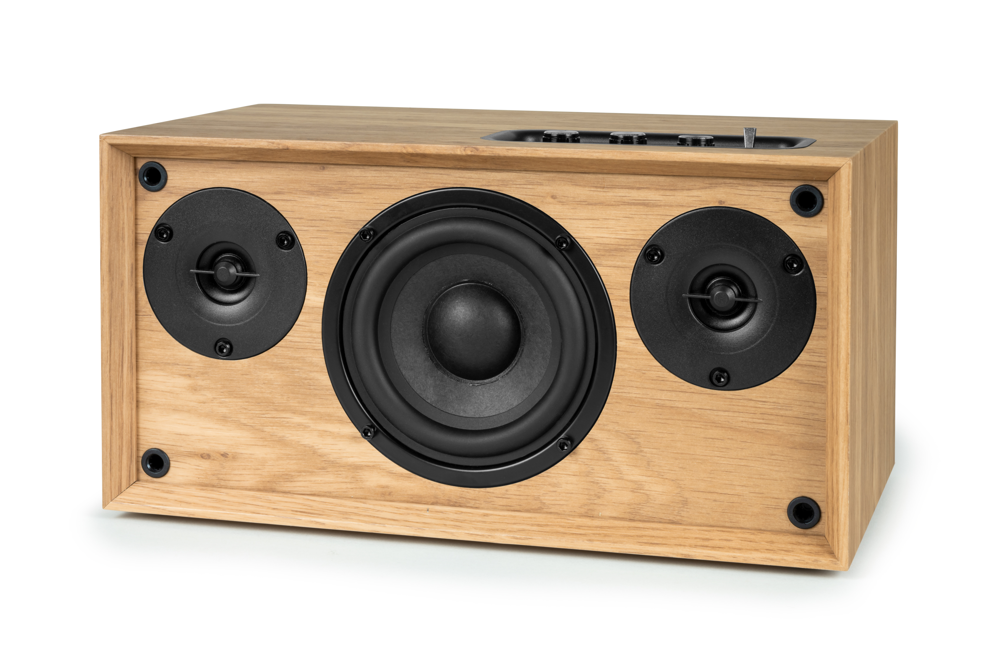 Drewniany głośnik z trzema czarnymi głośnikami na białym tle.