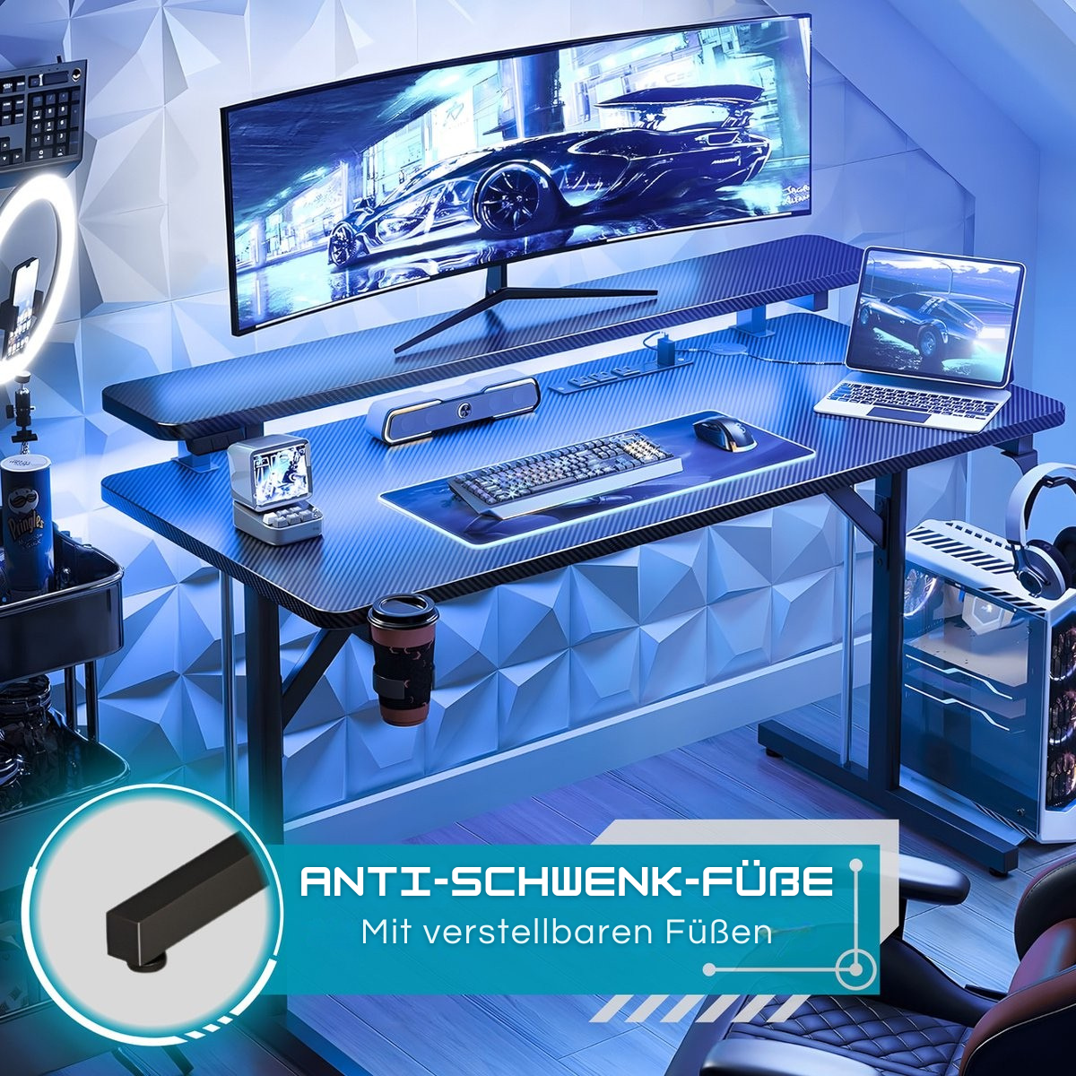 Gaming bureau-opstelling. Monitor toont een raceauto. Toetsenbord, muis, laptop, luidsprekers, enz.