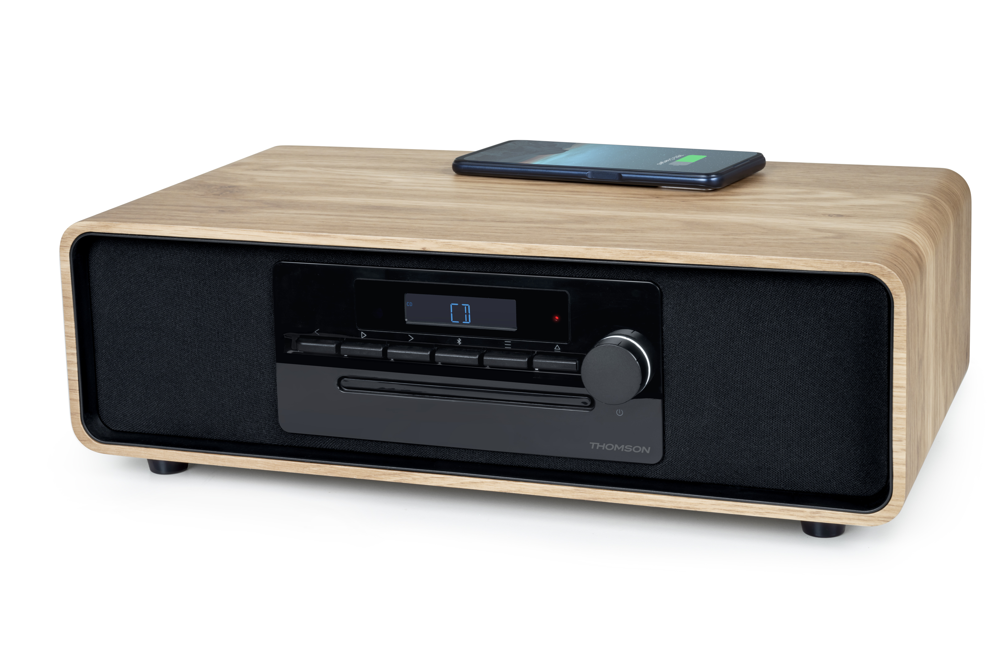 Drewniane radio z czarnymi osłonami głośników, czarnym panelem sterowania i telefonem ładującym się na górze.