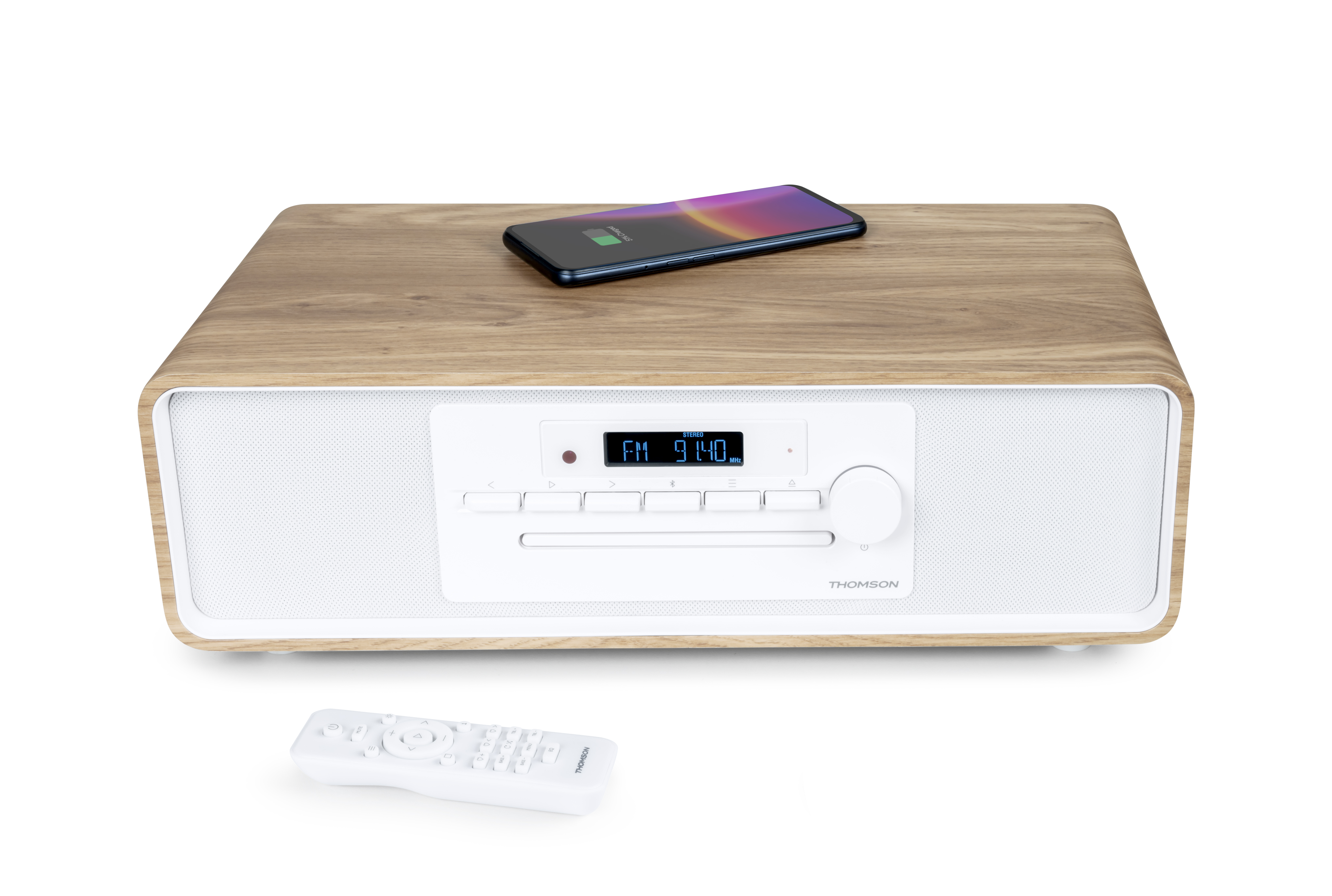 Drewniane radio z białym przodem, telefon na górze, pilot na dole.