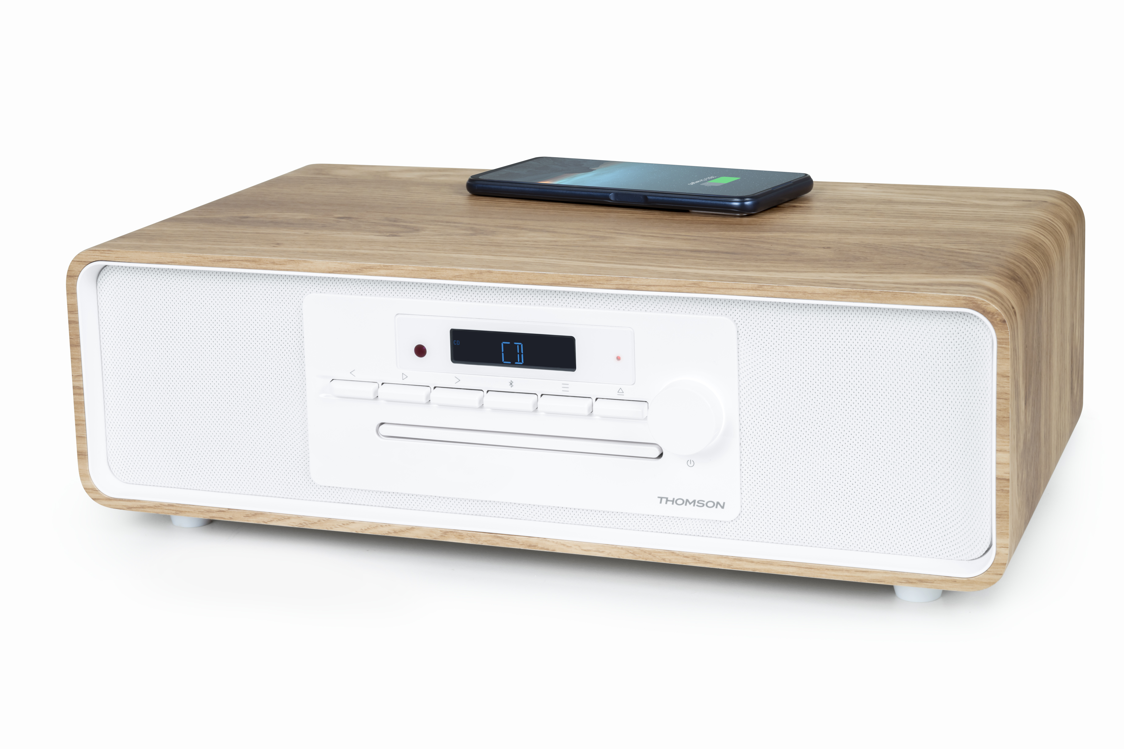 Drewniane radio z białym przodem, telefon na górze, pilot na dole.