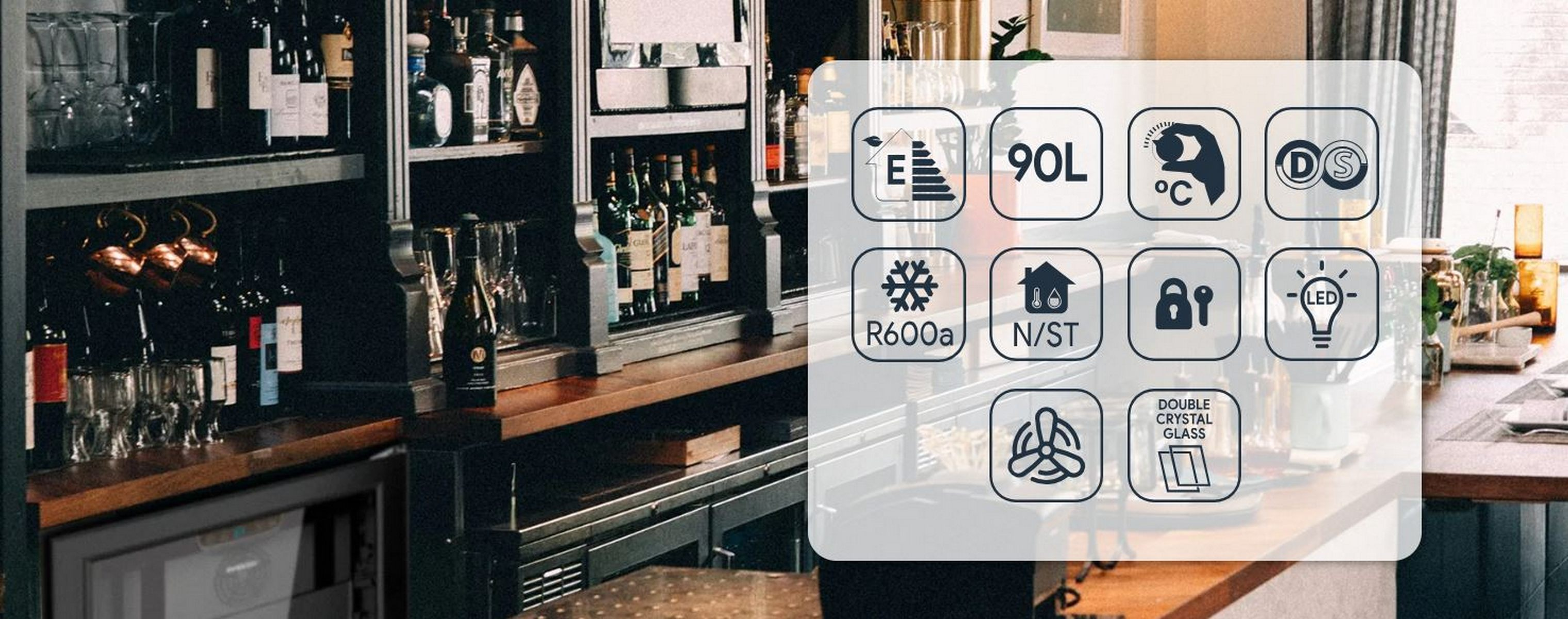 Interior de un bar con iconos que indican características como eficiencia energética e iluminación LED.