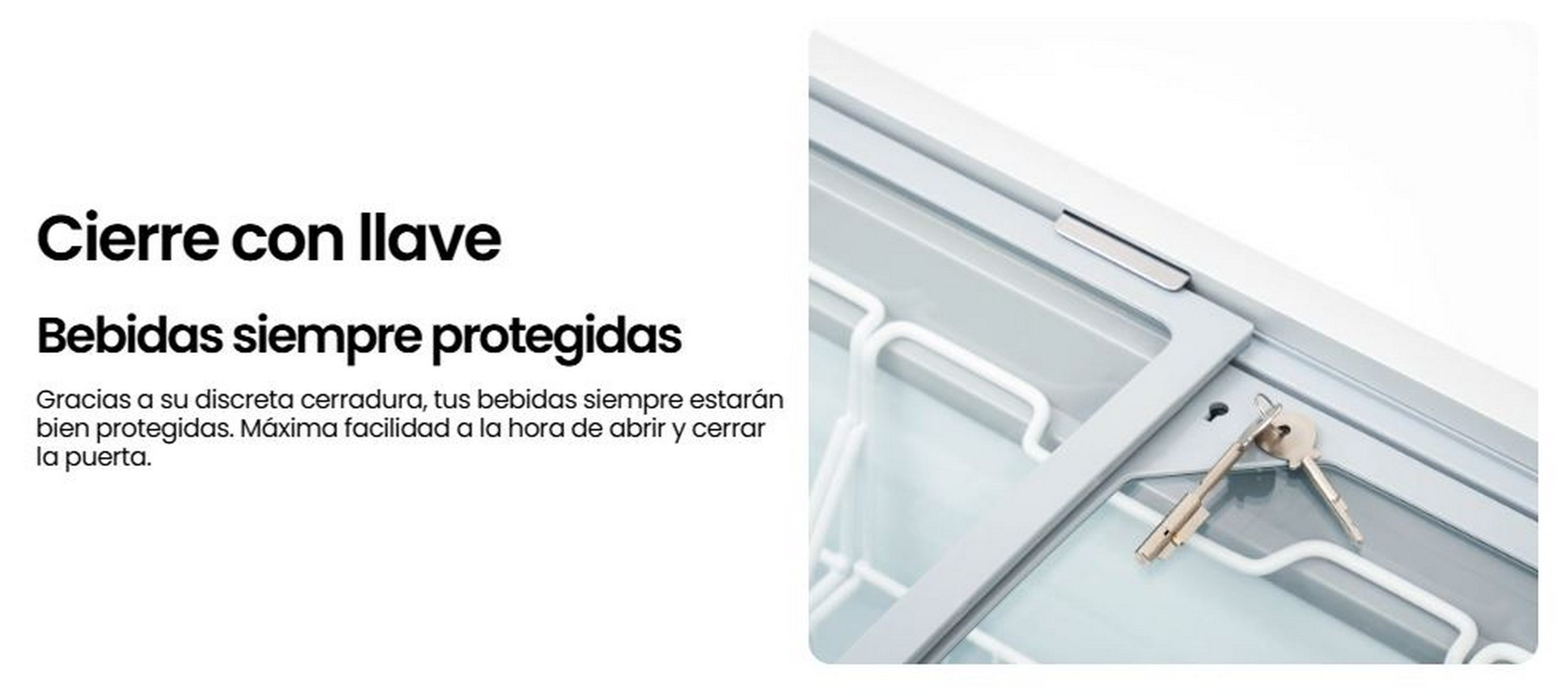 Primer plano de una puerta de refrigerador con llaves y texto en español: 'Cierre con llave. Bebidas siempre protegidas'.