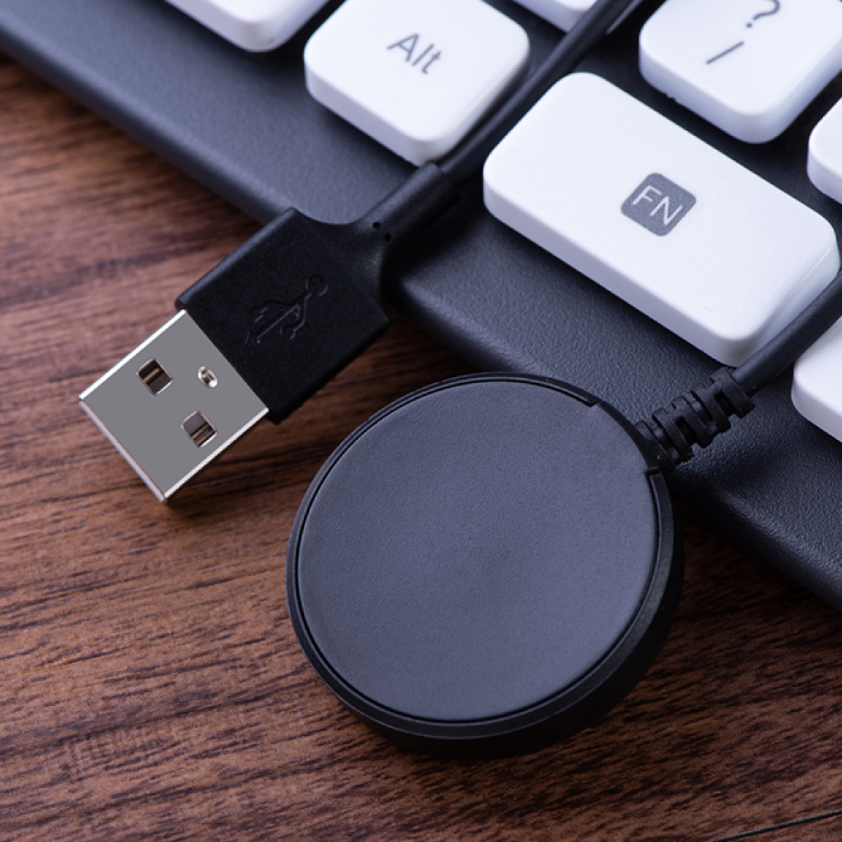 USB-Kabel und ein Ladepad. USB-A-Kabel ist an eine Tastatur angeschlossen.