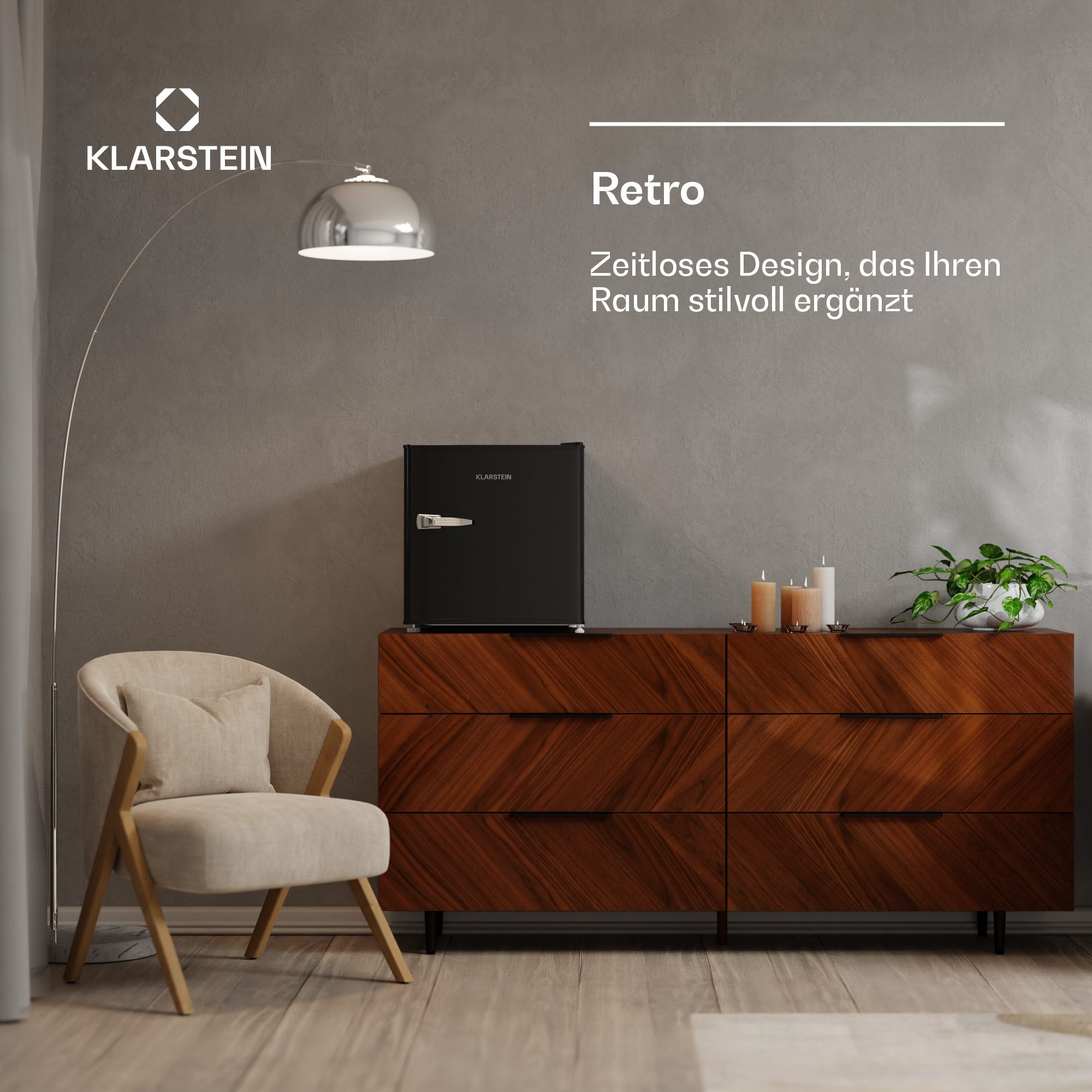 Ein schwarzer Mini-Kühlschrank im Retro-Stil auf einem Holzschrank mit beigem Stuhl und Stehlampe in grauem Raum.