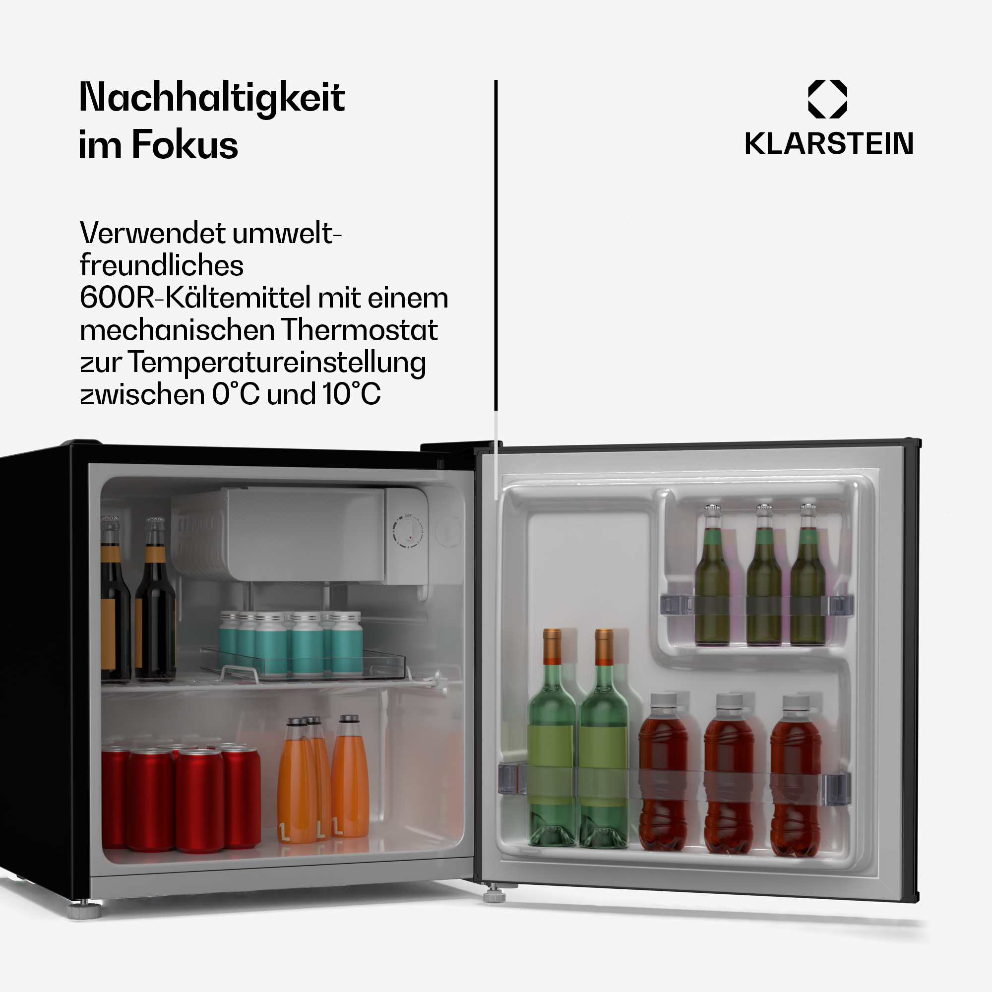 Minikühlschrank mit offener Tür, zeigt Dosen, Flaschen und Inhalt. Schwarze Außen, weißes Innen.