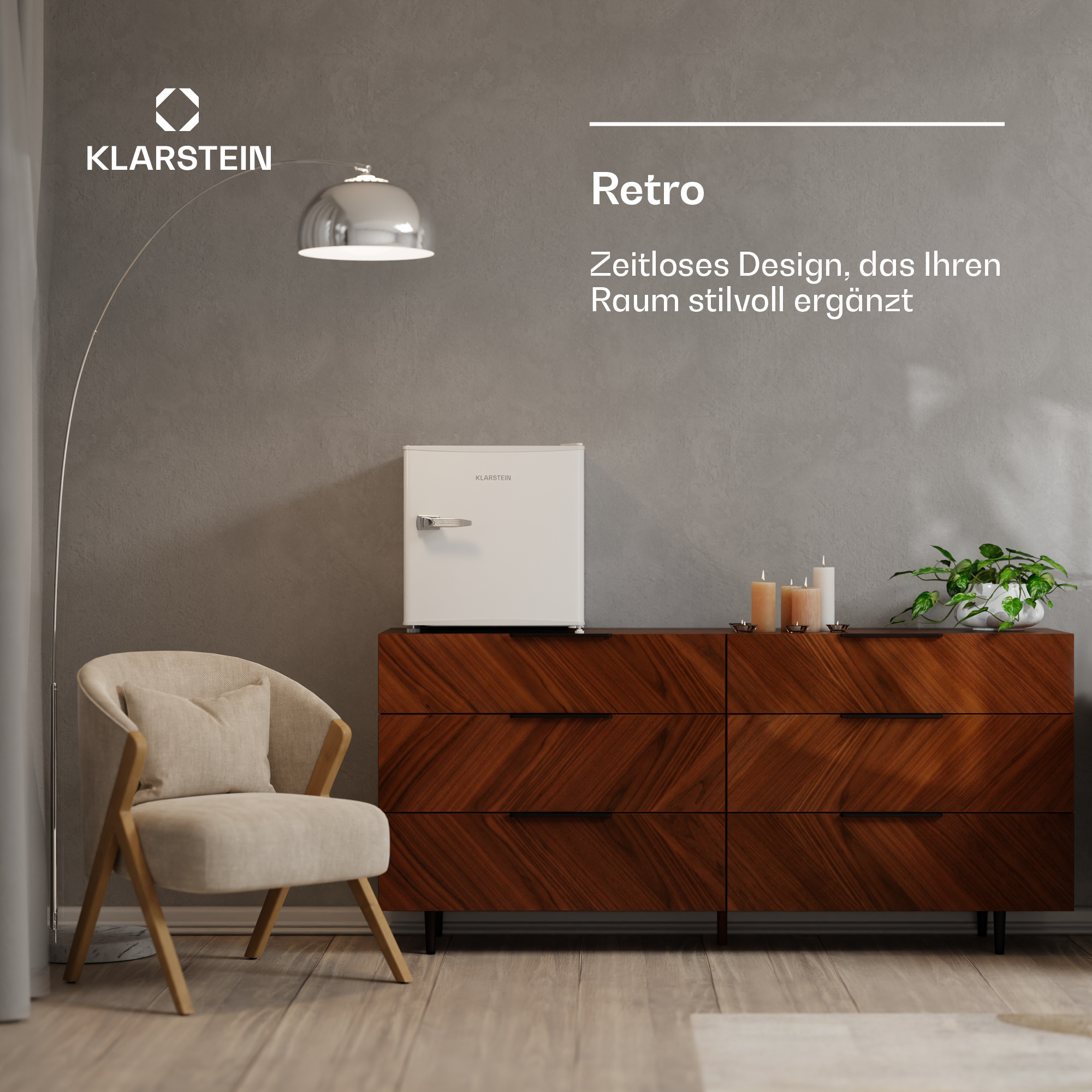 Ein Raum im Retro-Stil mit einem weißen Kühlschrank, einem Holzschrank und einer Stehlampe.
