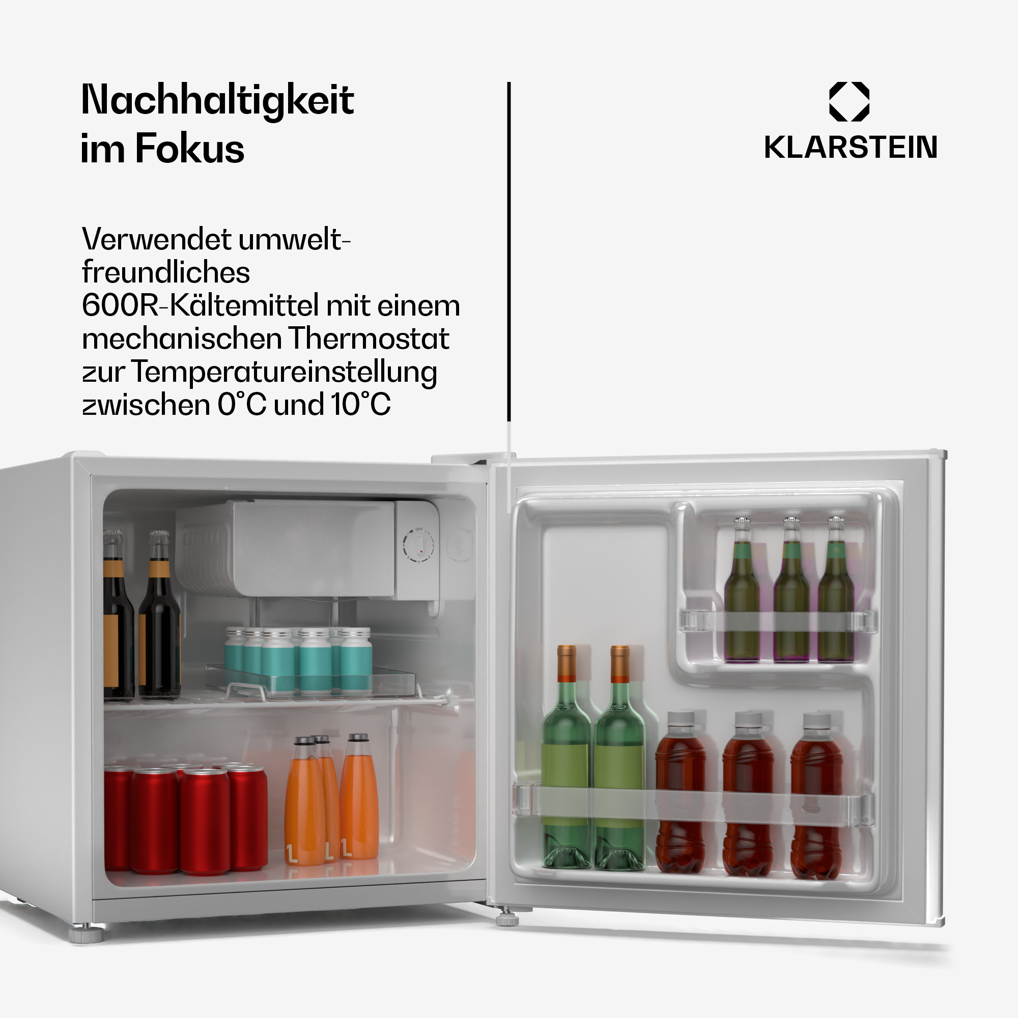 Ein kleiner weißer Kühlschrank, geöffnet. Im Inneren befinden sich Flaschen, Dosen und ein mechanischer Thermostat.