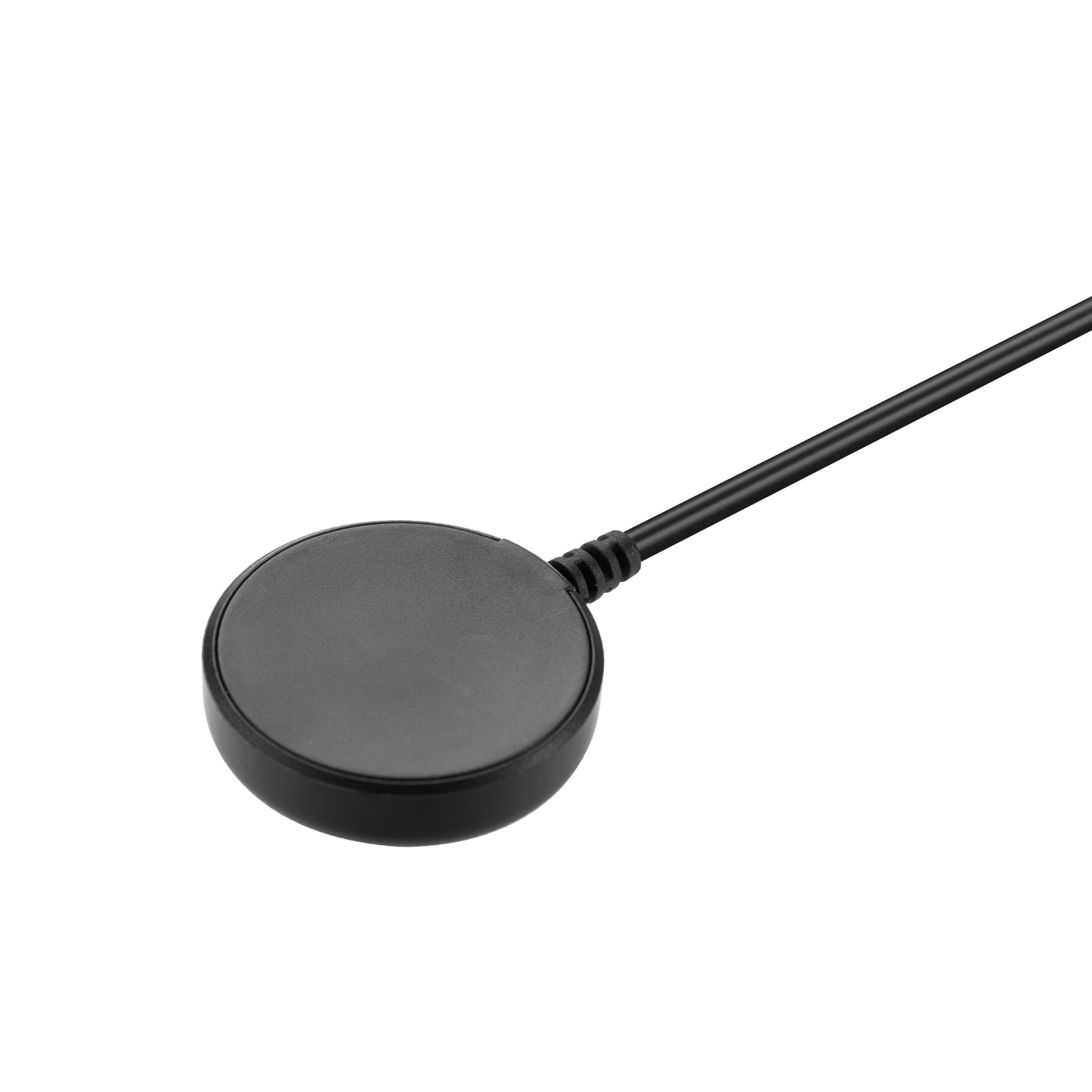 Schwarzes, rundes kabelloses Ladegerät mit schwarzem Kabel. Weißer Hintergrund.